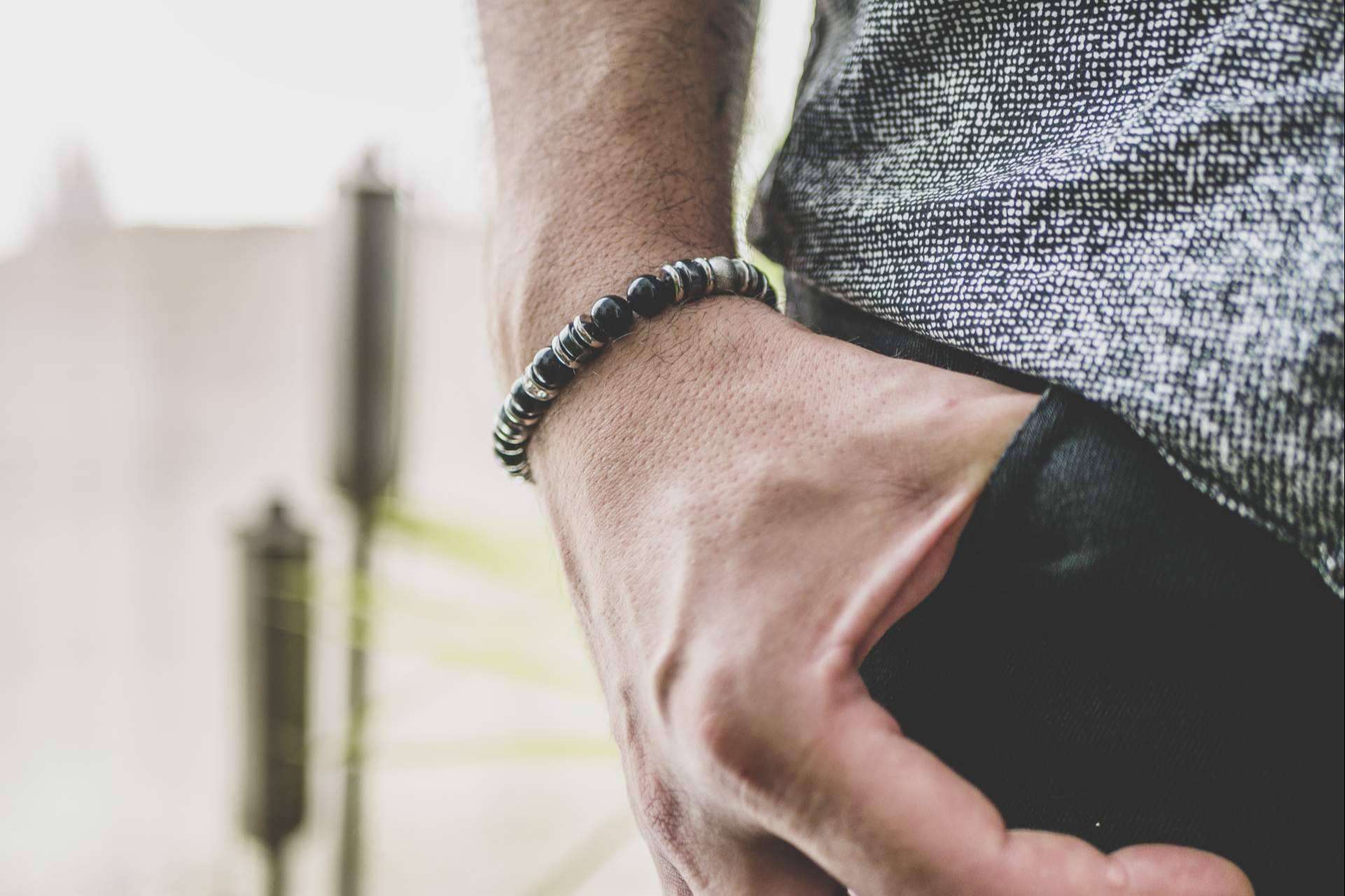 Las pulseras para hombre de MALOMALOTE perfectas para lucir outfits con mucho estilo