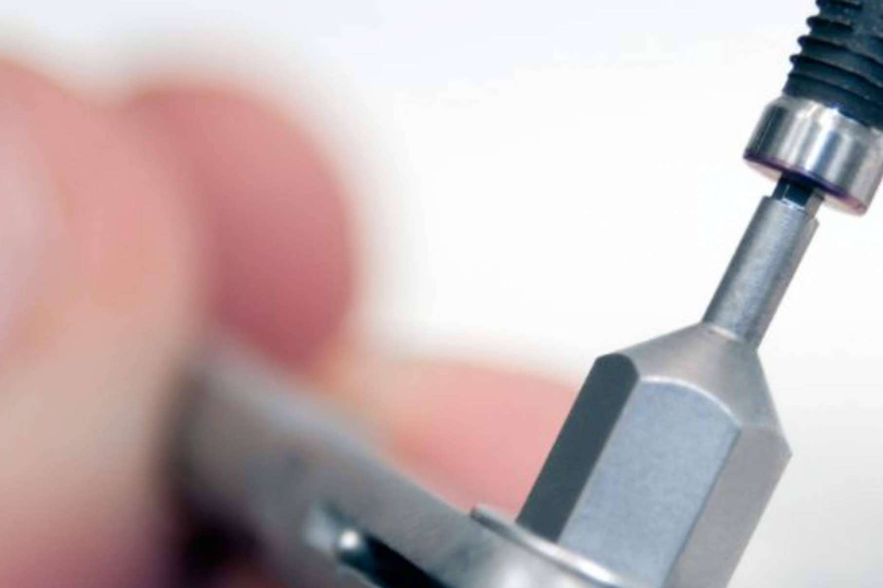La clínica dental del Dr. Román Hernández ofrece implantes dentales para recuperar la funcionalidad de la boca
