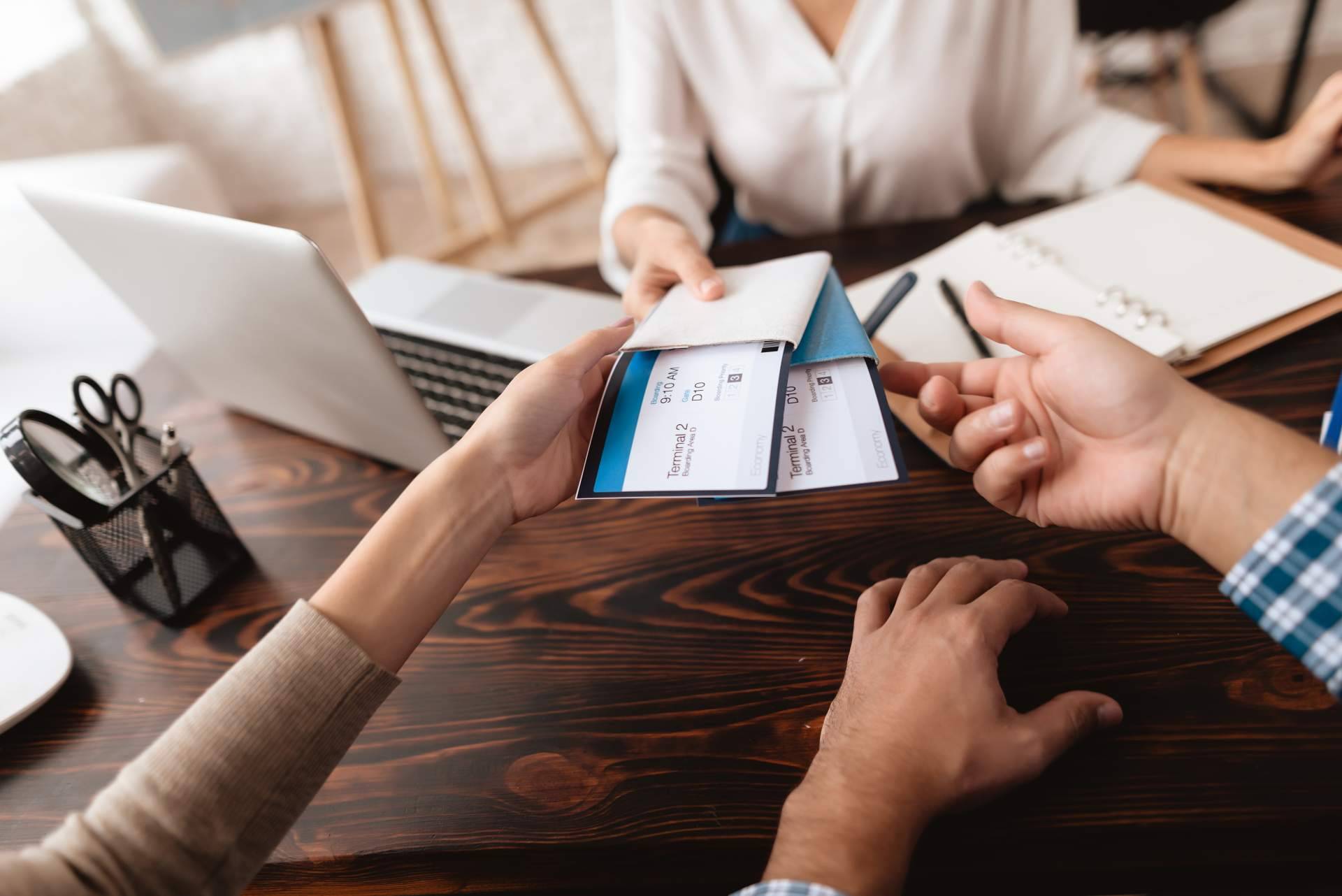 Optimizar las empresas del sector turístico a través de una base de datos de camping y base de datos de agencias de viajes, por BancoDatos