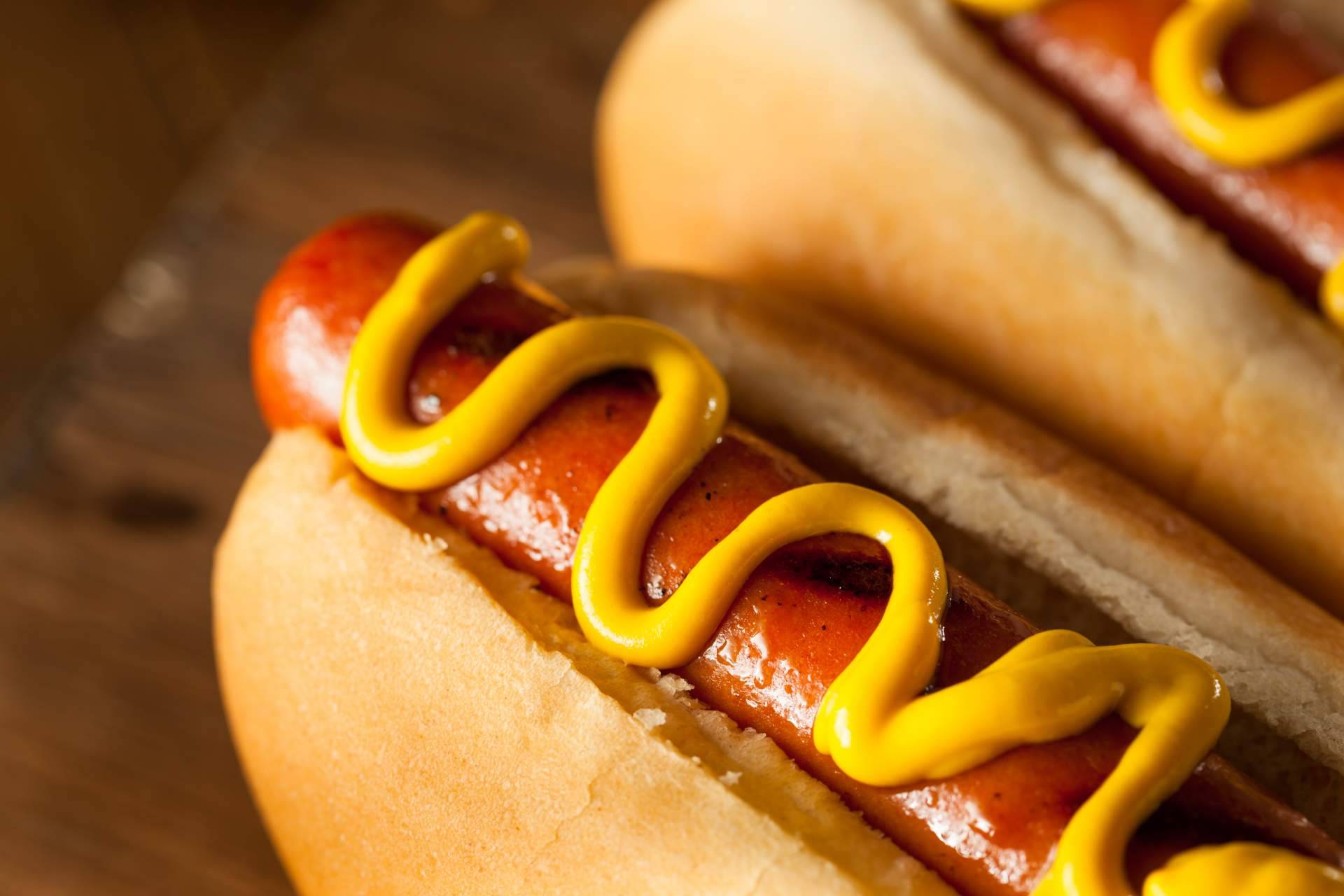 Una franquicia de hot dog, con Llooly