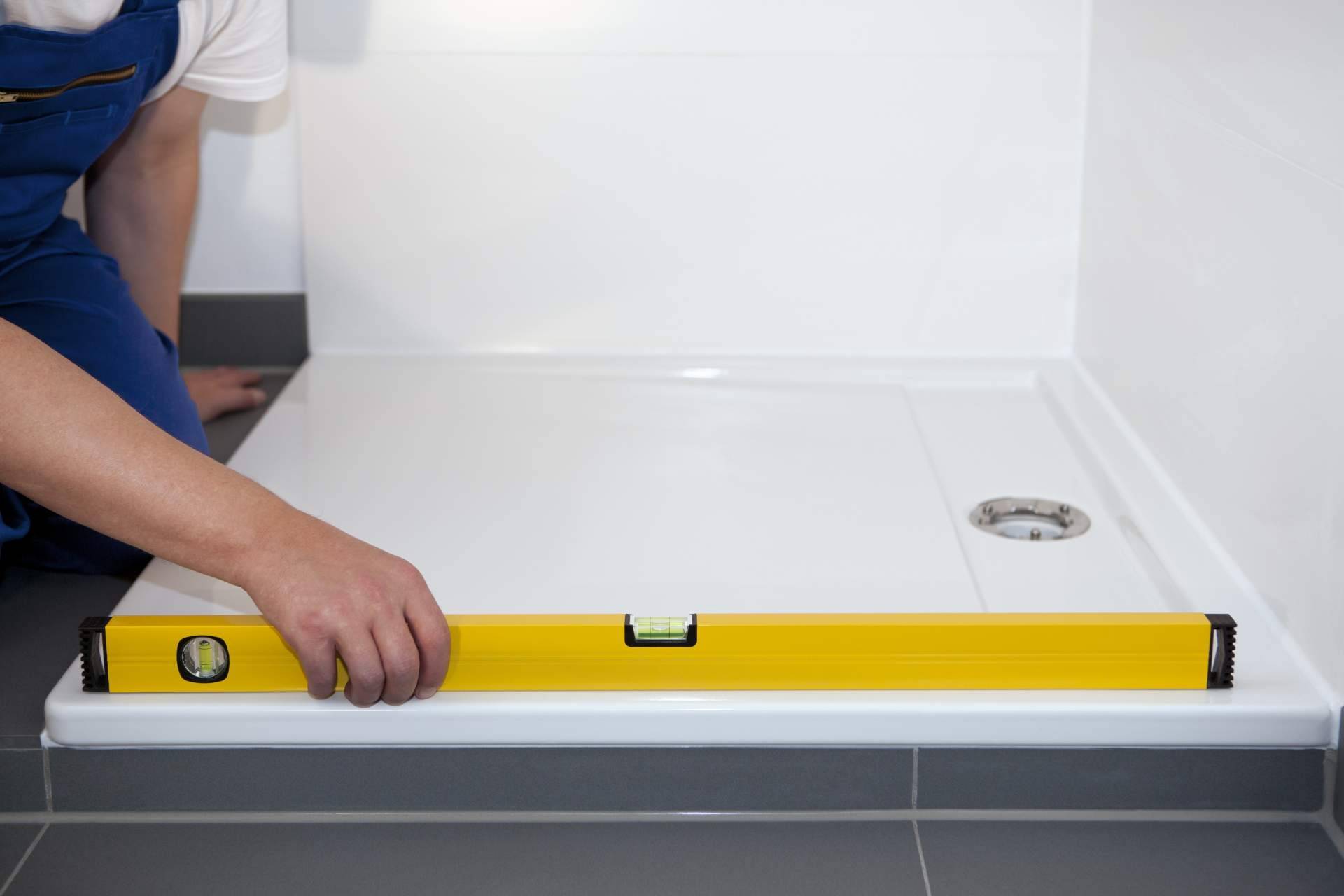 ¿Cuáles son los beneficios de instalar un plato de ducha en lugar de una bañera?