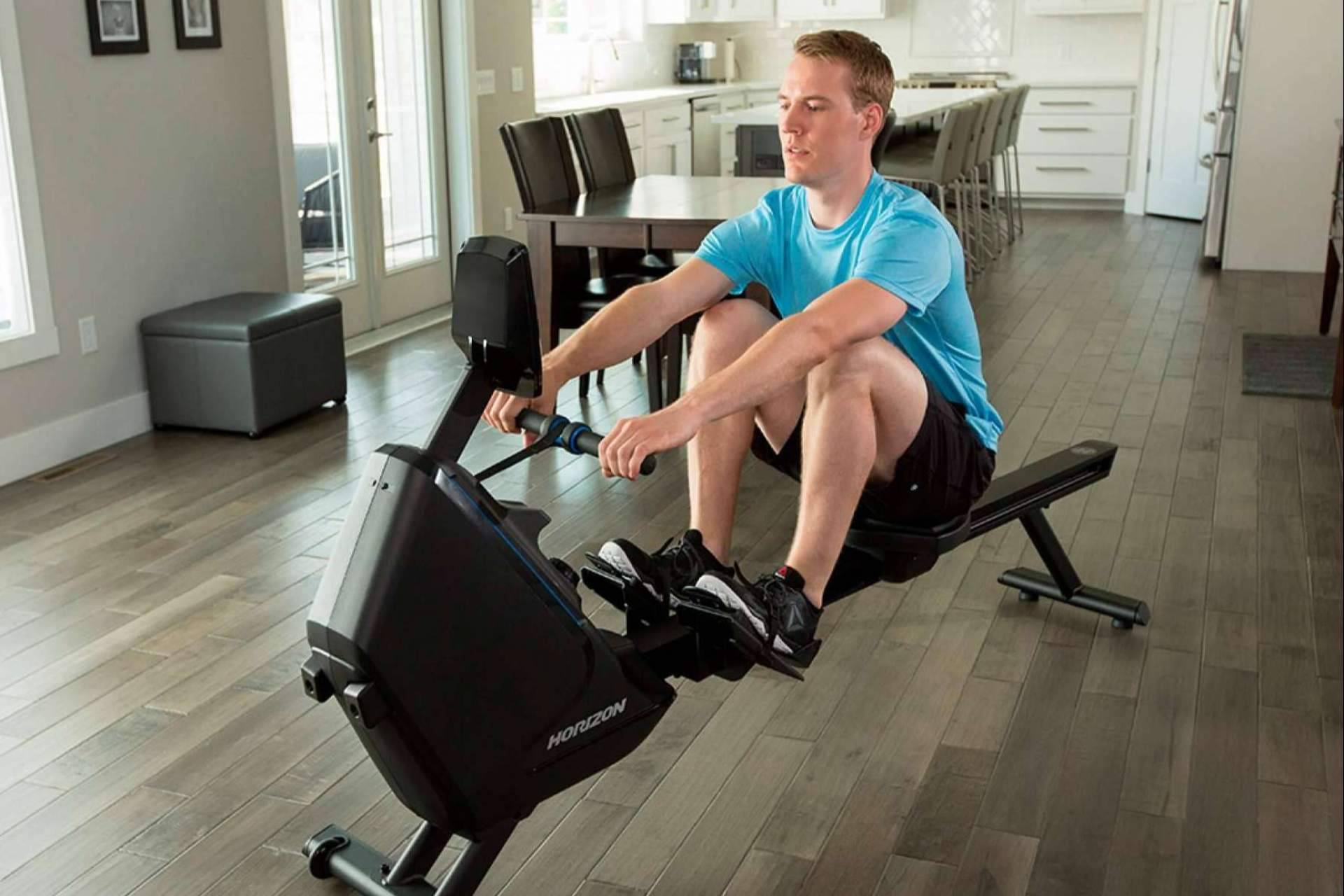 Los beneficios de practicar remo indoor con las máquinas de entrenamiento que ofrece Johnson Fitness