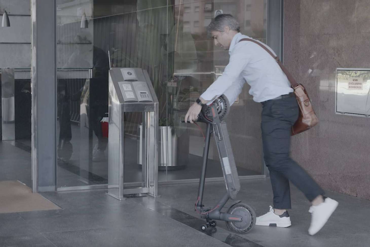 Facilitar el transporte del patinete eléctrico en el transporte público con el soporte de Techmotion Electronics