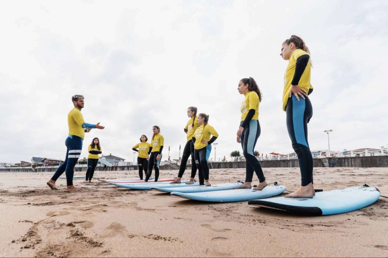 Alojamiento gratuito, la oferta especial de Family Surfers - Surfcamp Las Dunas que invita a las personas a unirse a su escuela de surf este invierno