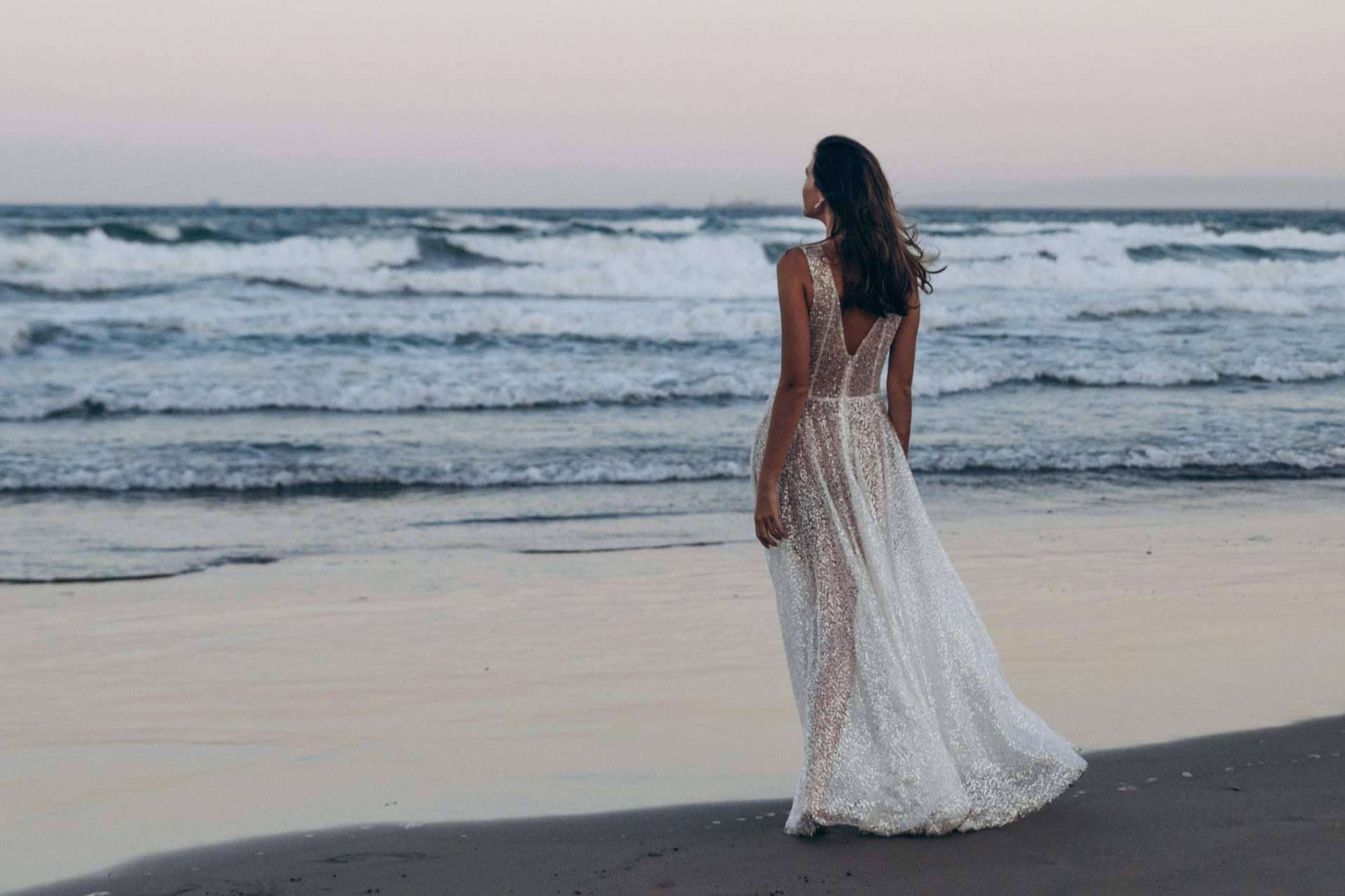 La diseñadora de moda de la marca de vestidos Lazita Couture está influenciada por los viajes y el amor
