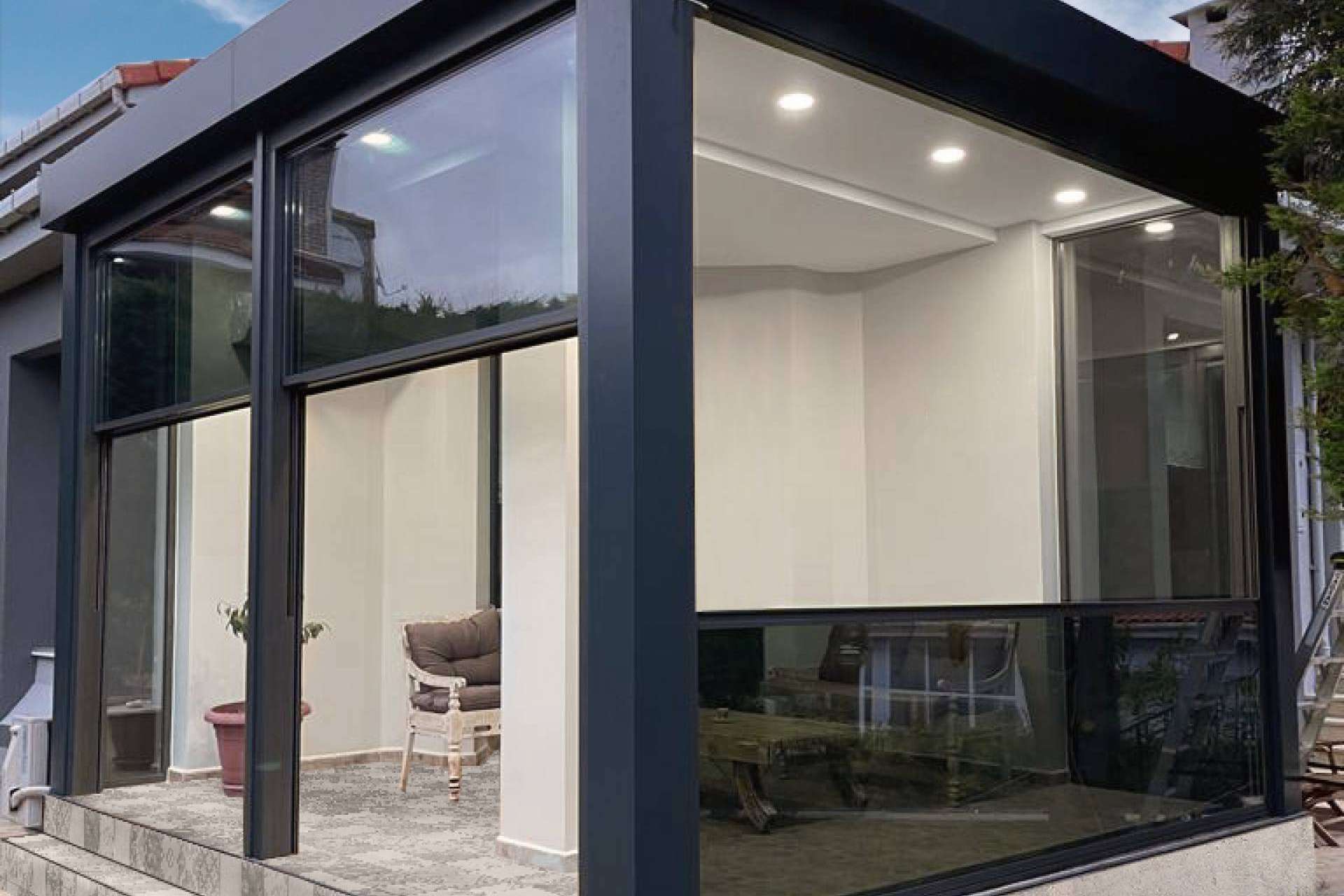 Para el cerramiento de restaurantes y espacios estrechos, el sistema Corredera Vertical Airclos V150 es ideal