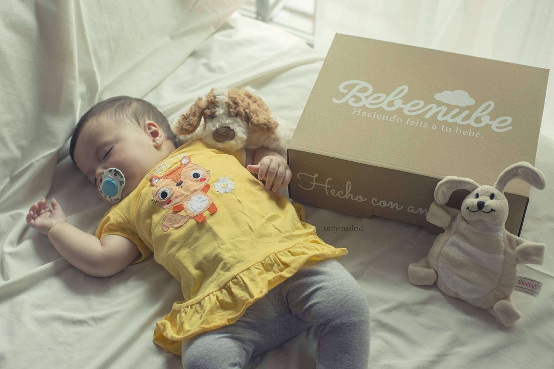Un servicio de suscripción para padres y madres que mensualmente envía una caja con productos para bebés, Bebenube