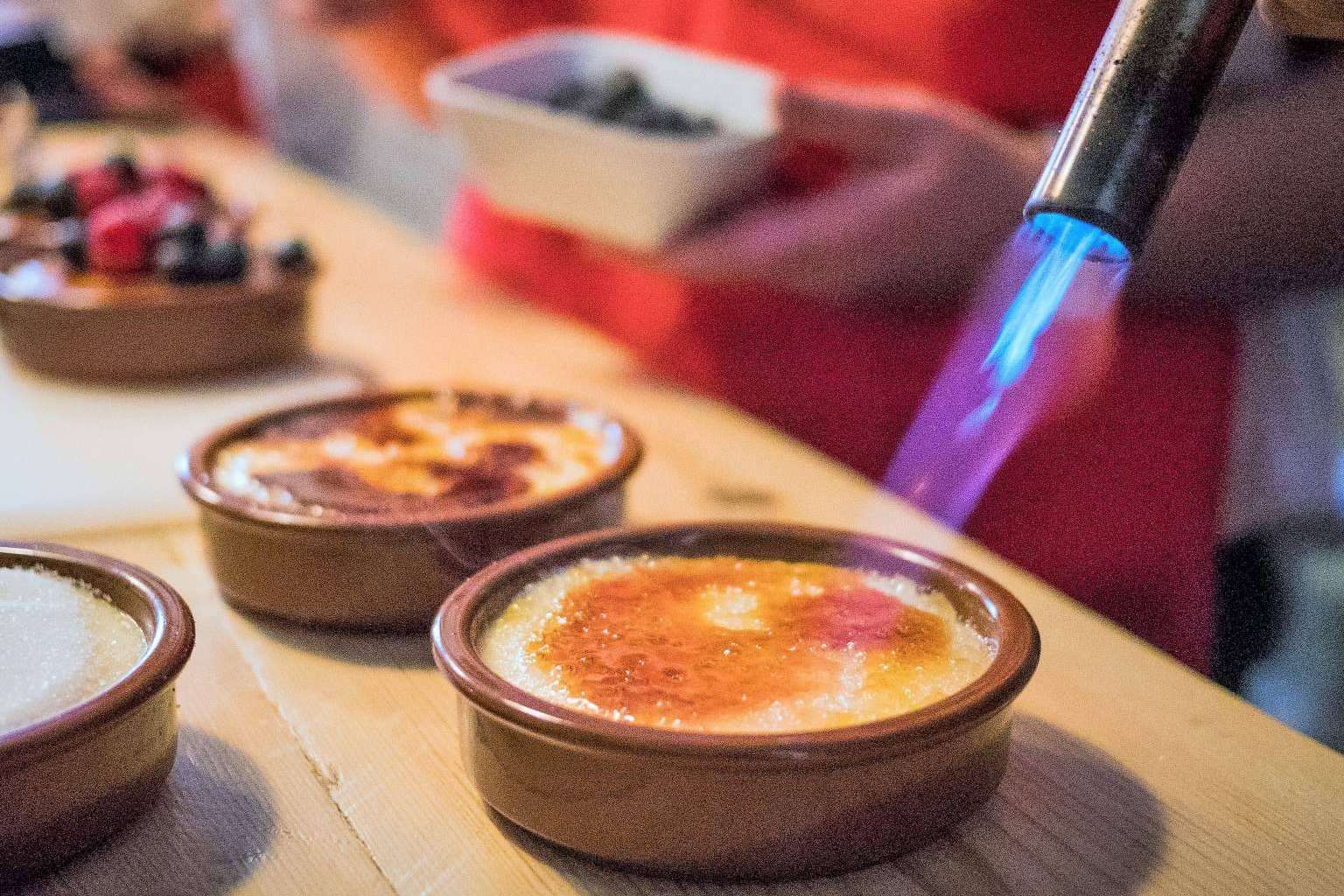La experiencia Paella cooking class de Just Royal BCN, unirse a un grupo abierto o hacerlo como grupo privado, para particulares y empresas