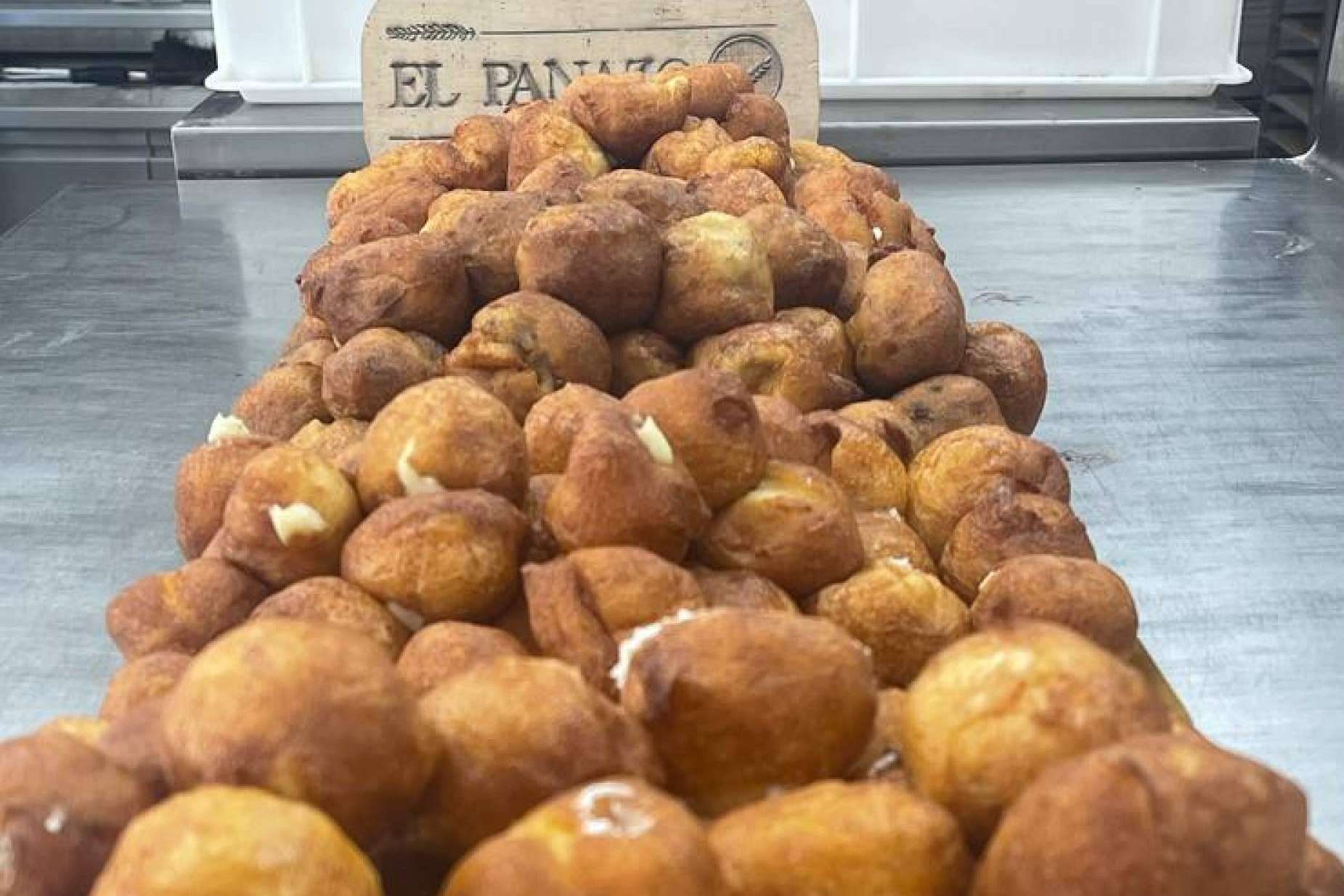 El Panazo dispone de dulces tradicionales como buñuelos y huesos de santo