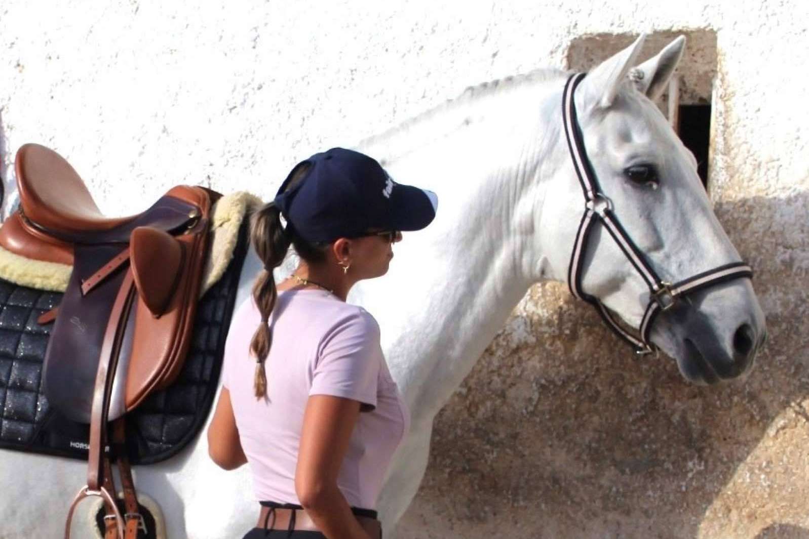 Aitana Vera y Confortauto comparten las claves para conducir con seguridad un remolque animal