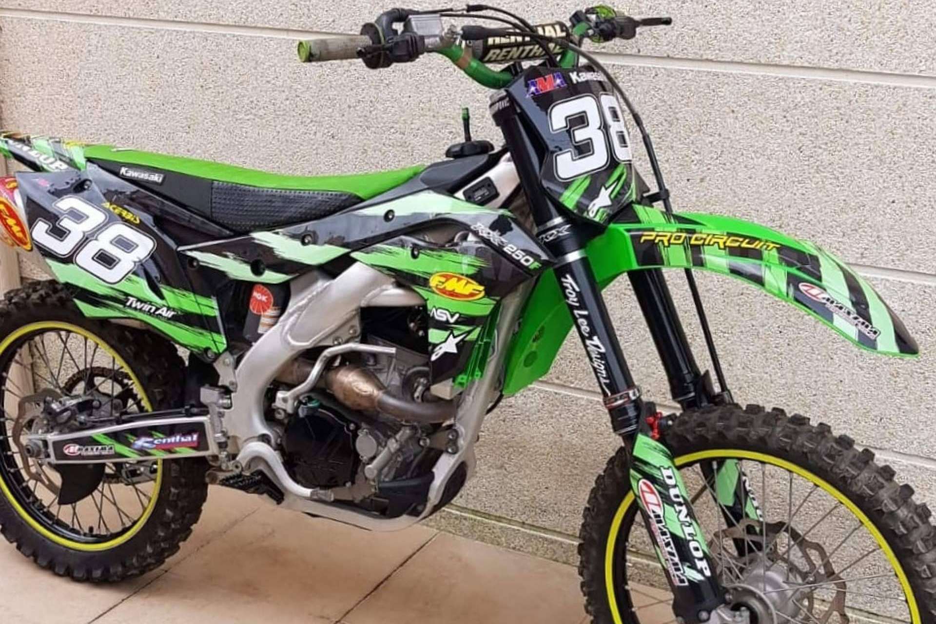 Variedad de opciones en plásticos y adhesivos para motos de cross y enduro en la tienda ADHESIVOSEMBARRADOS