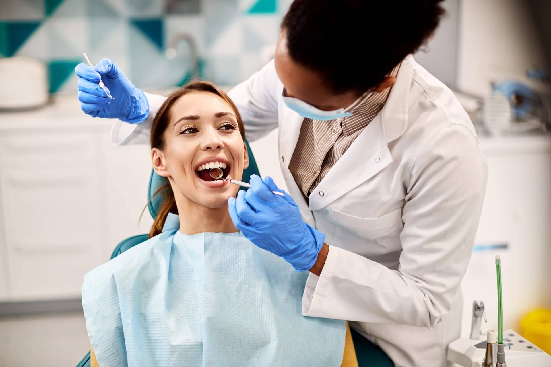 Los expertos en implantología dental de la Clínica Dra. Elena Serrano