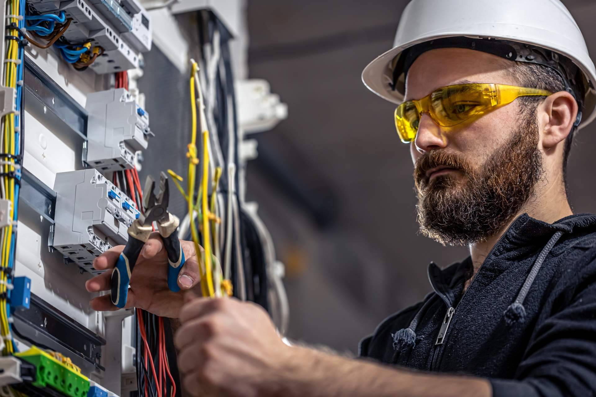 Los electricistas profesionales de Savelec ofrecen servicios urgentes