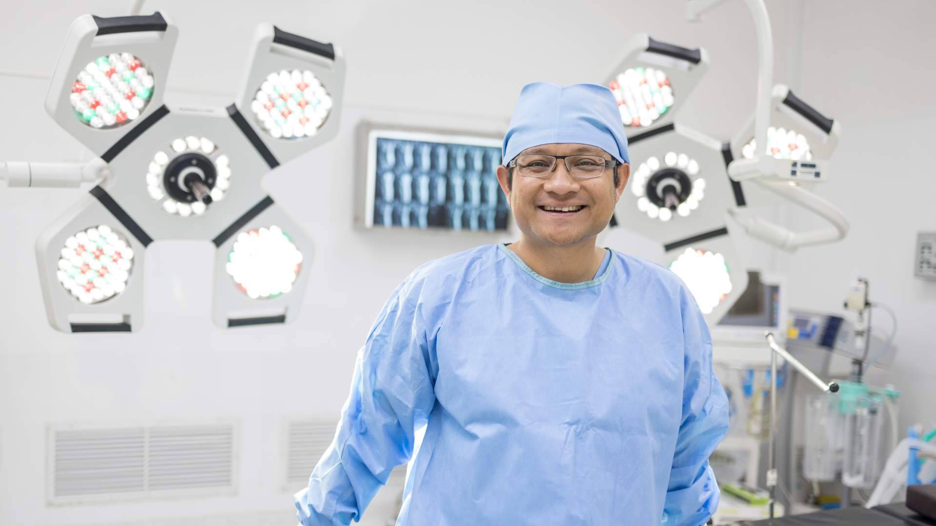 Evitar la cirugía con el novedoso tratamiento láser de la hernia discal del Doctor Carlos Morales
