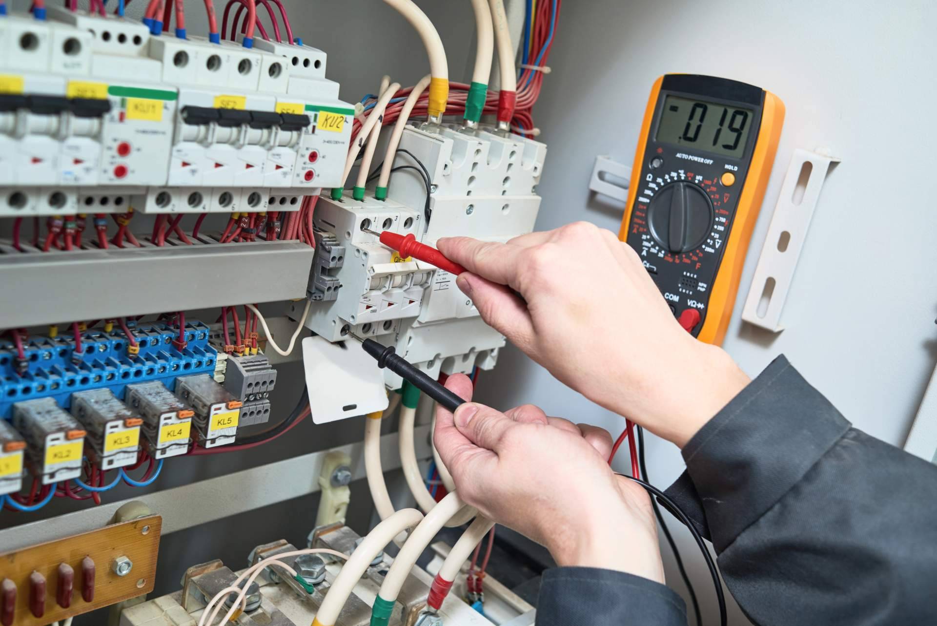 Soluciones González cuenta con un equipo de electricistas Málaga 24h para resolver todo tipo de urgencia