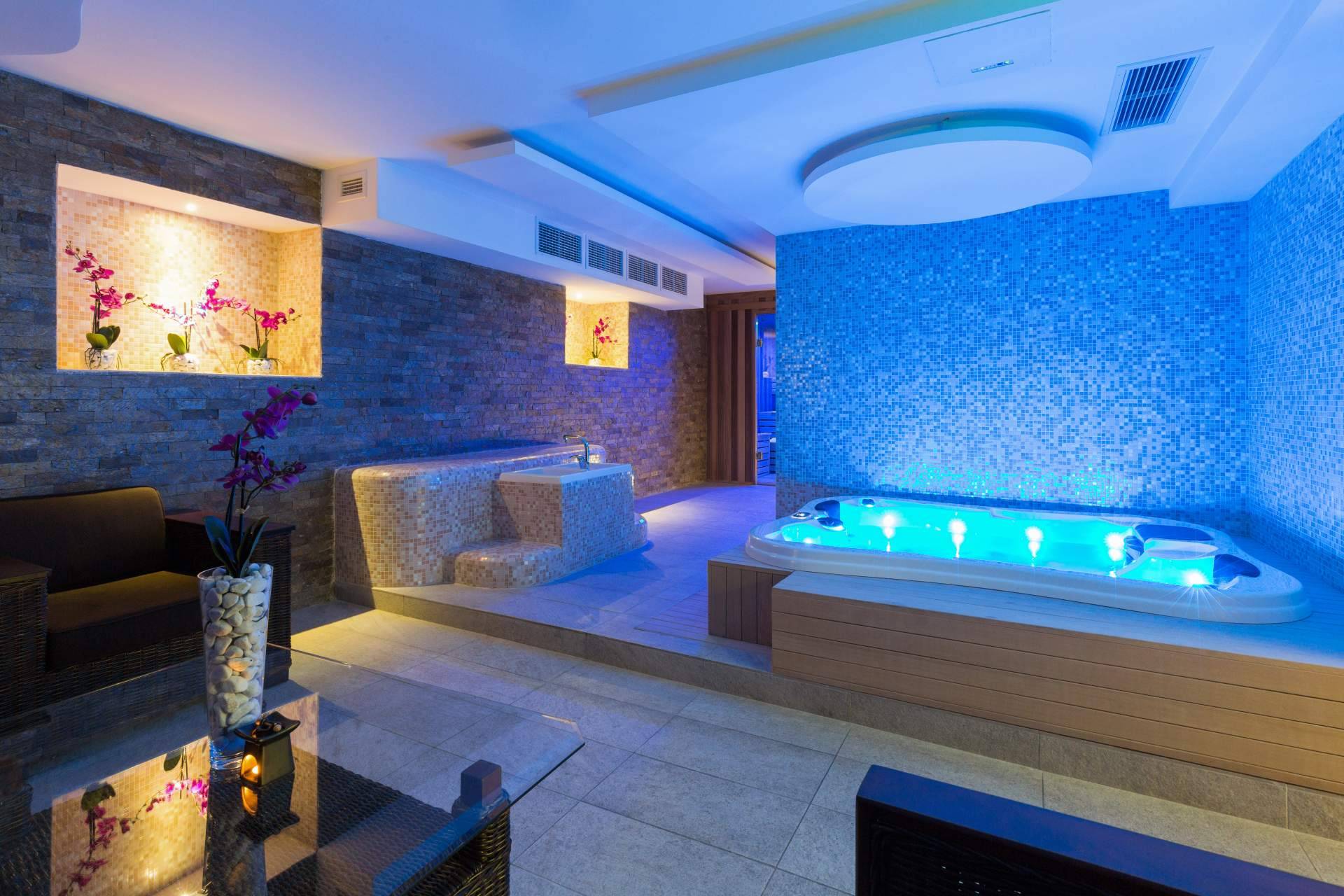 Hidroxury, una empresa especializada en el sector de la salud y el bienestar, proporciona un jacuzzi interior para cubrir todas las necesidades