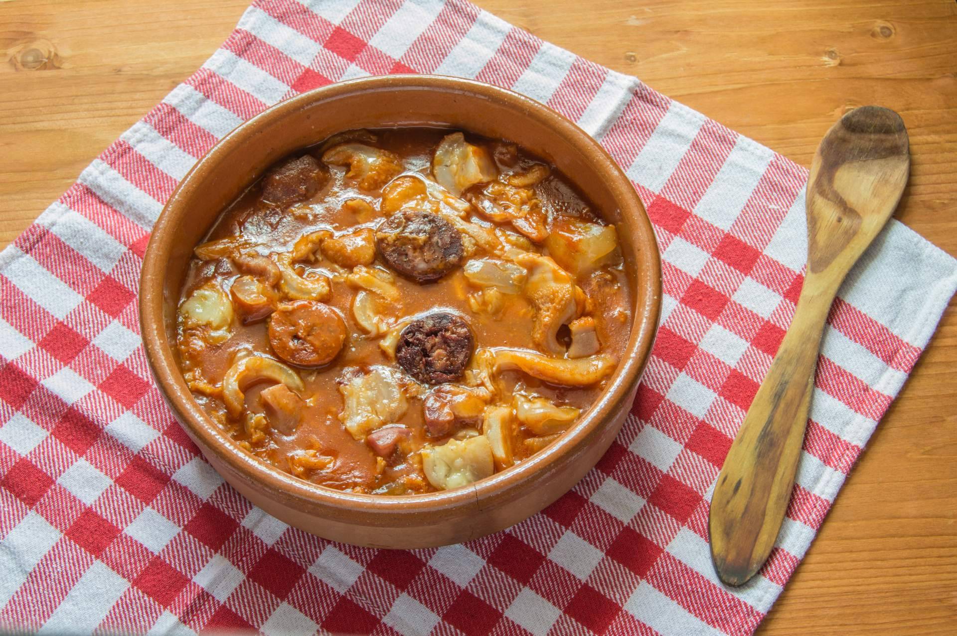 Probar los callos a la madrileña en Casa Ricardo, uno de los restaurantes más recomendables para ello de la capital española