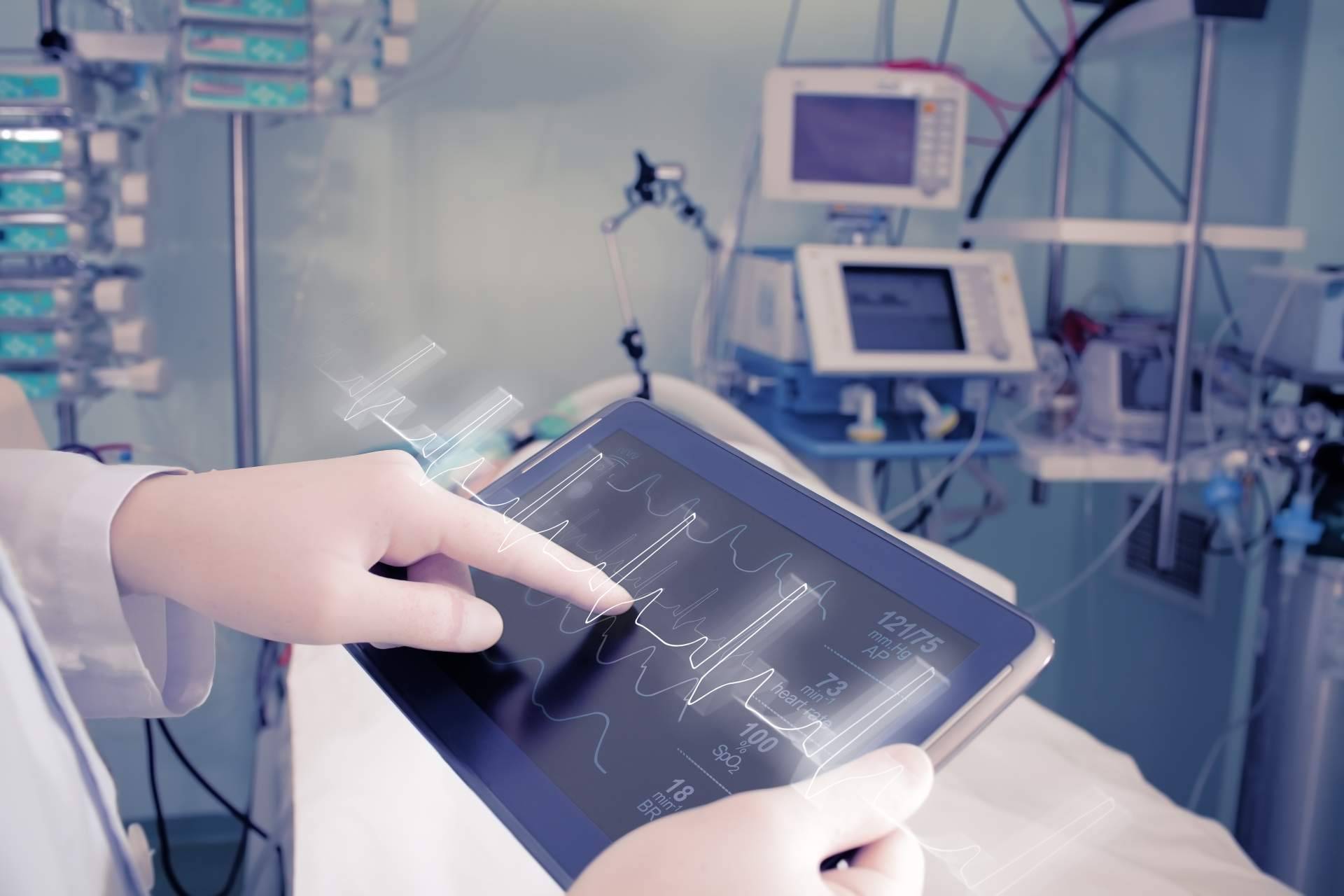 ¿Cuáles son los beneficios de la implementación de tecnología en los hospitales y centros sanitarios?