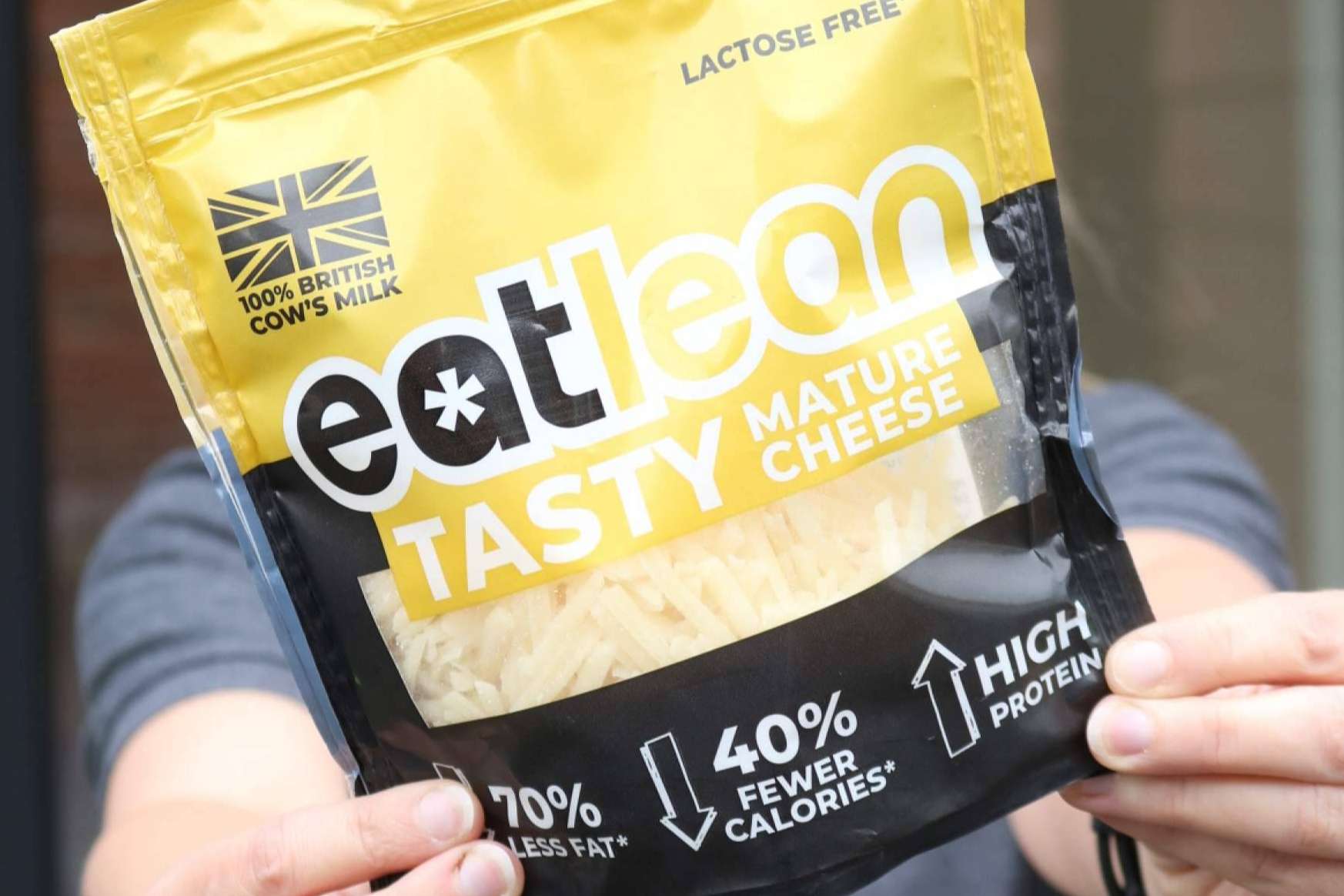 El queso curado rallado sin lactosa de Eatlean, una nueva receta alta en proteínas y baja en grasas y en calorías