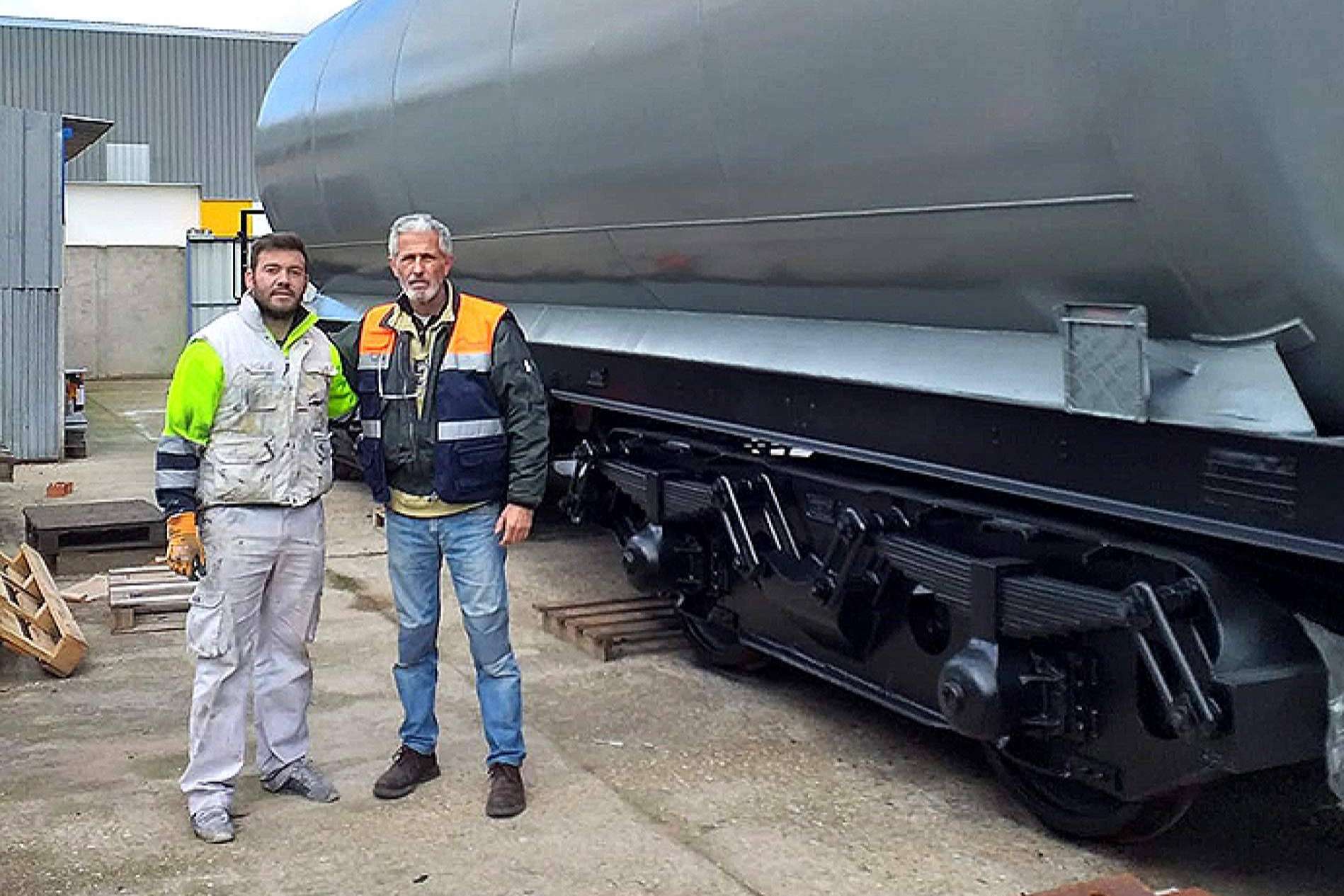 Se restaura un histórico vagón cisterna de CAMPSA por la Fundación del Patrimonio Ferroviario