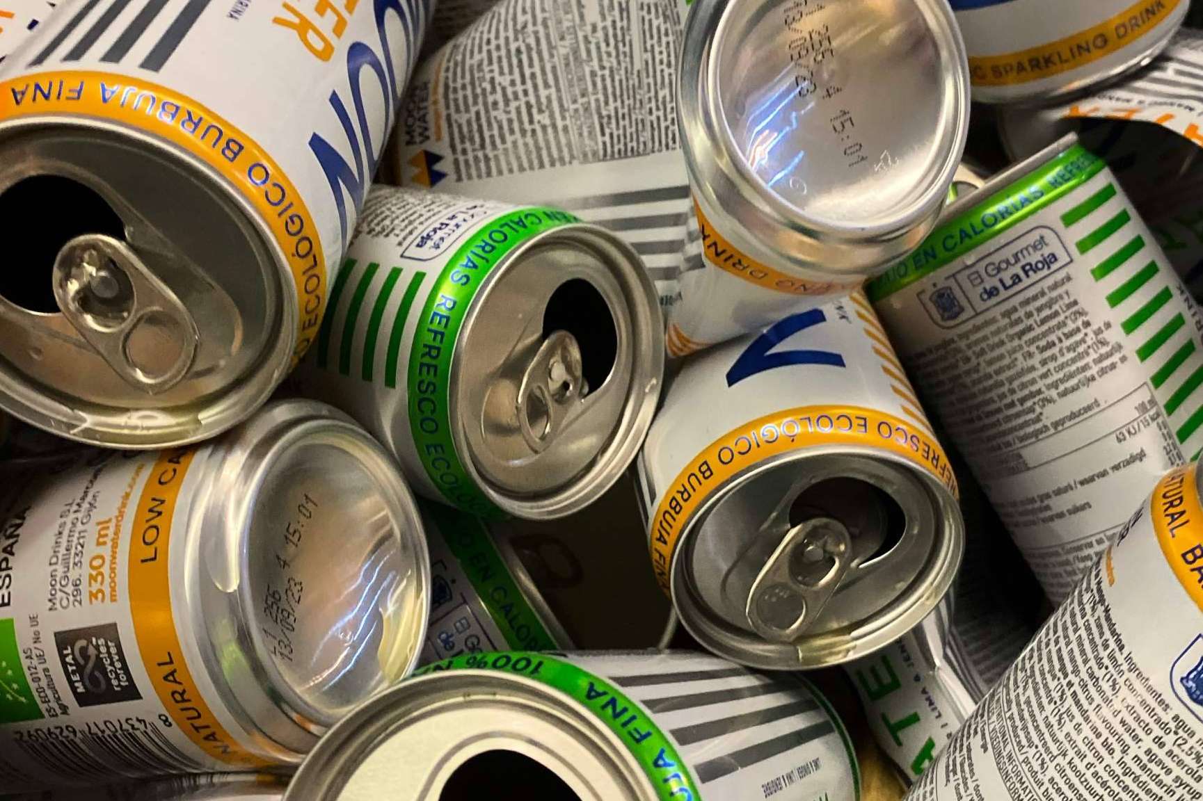 MoonWater envasa sus productos en aluminio libres de plásticos y con un packaging 100 % reciclable y reciclado