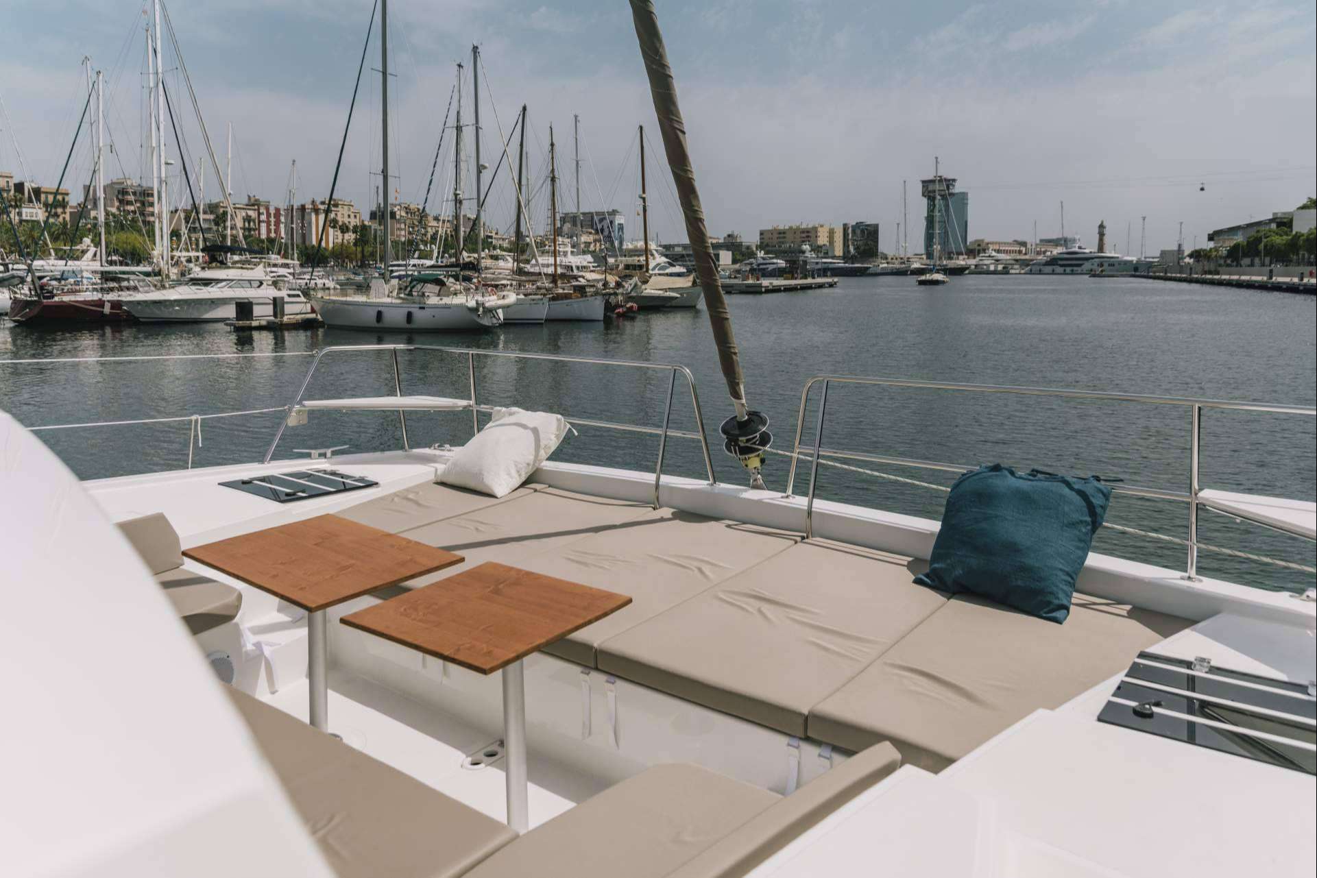 Disfrutar de un catamarán privado en Barcelona gracias a Sondevela