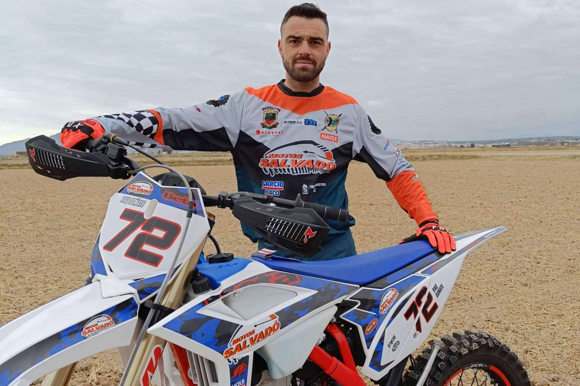 Renovar la apariencia de una moto fácilmente de la mano de los plásticos y adhesivos para motos off-road de ADHESIVOSEMBARRADOS
