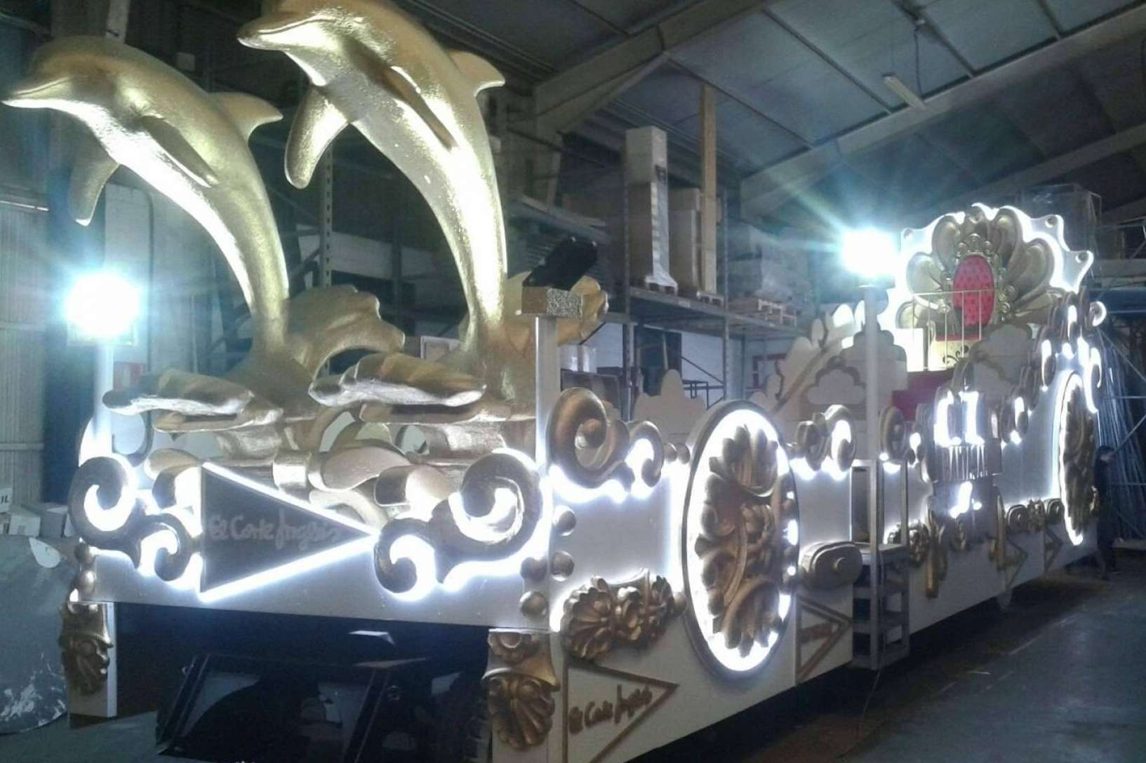 La elaboración de ornamentos tematizados para la cabalgata de reyes de Sumiseran