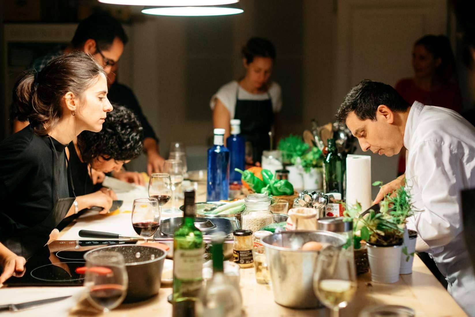 Teambuildings de talleres de cocina para empresas, con Just Royal BCN