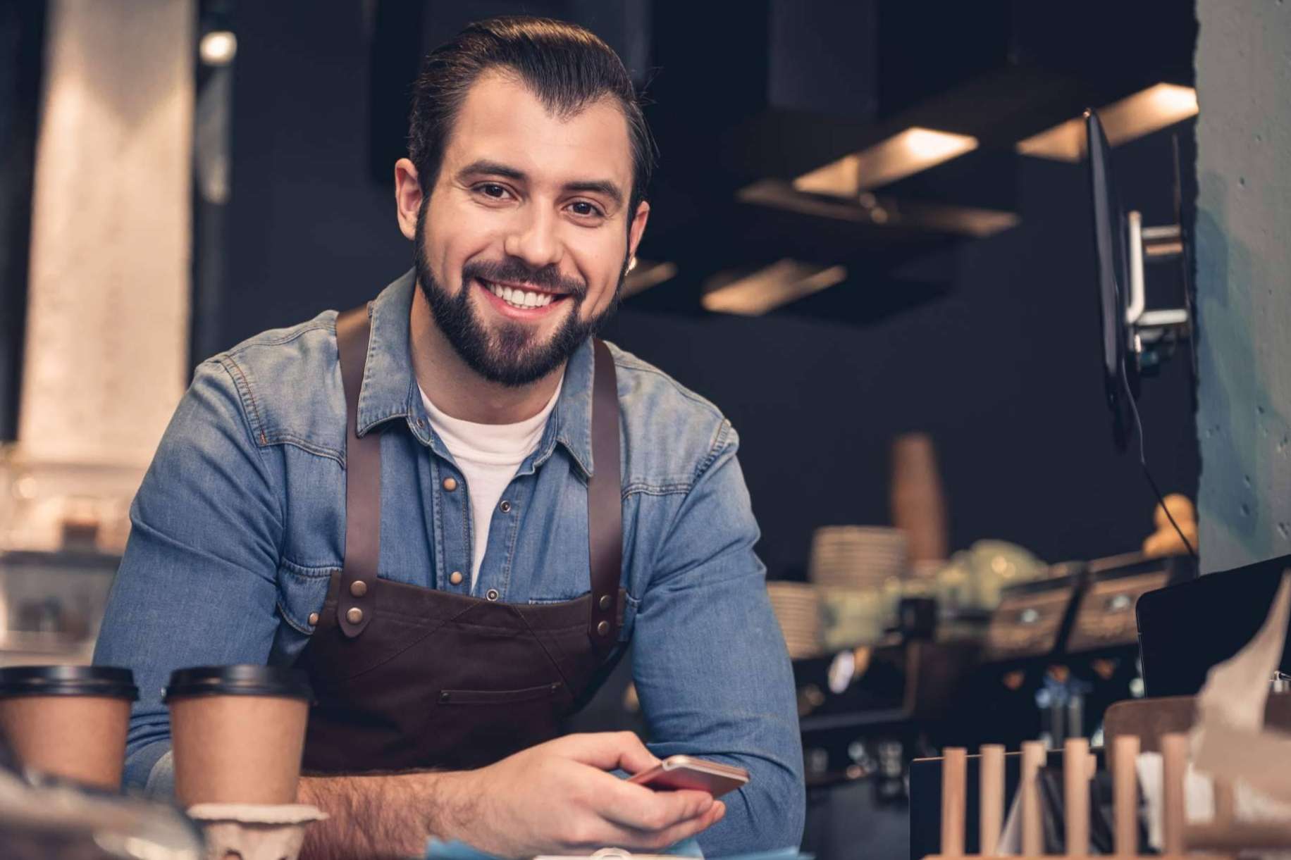 El 53 % los trabajadores de primera línea utiliza su WhatsApp personal hasta 6 veces al día por trabajo, con el consecuente riesgo para la empresa
