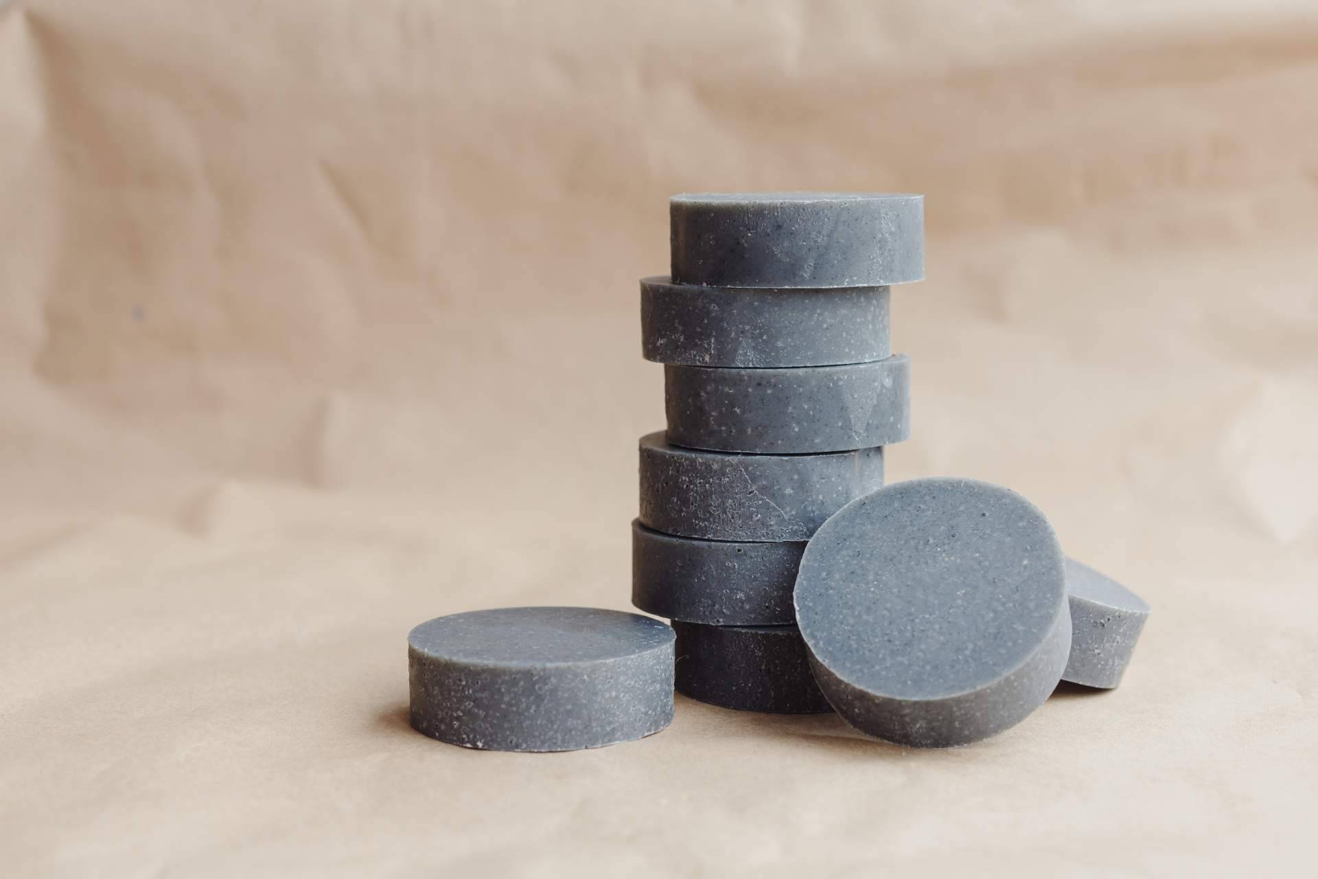 Un champú sólido que da brillo, fuerza y volumen, Solid Indigo Mirto y Clavo Shampoo