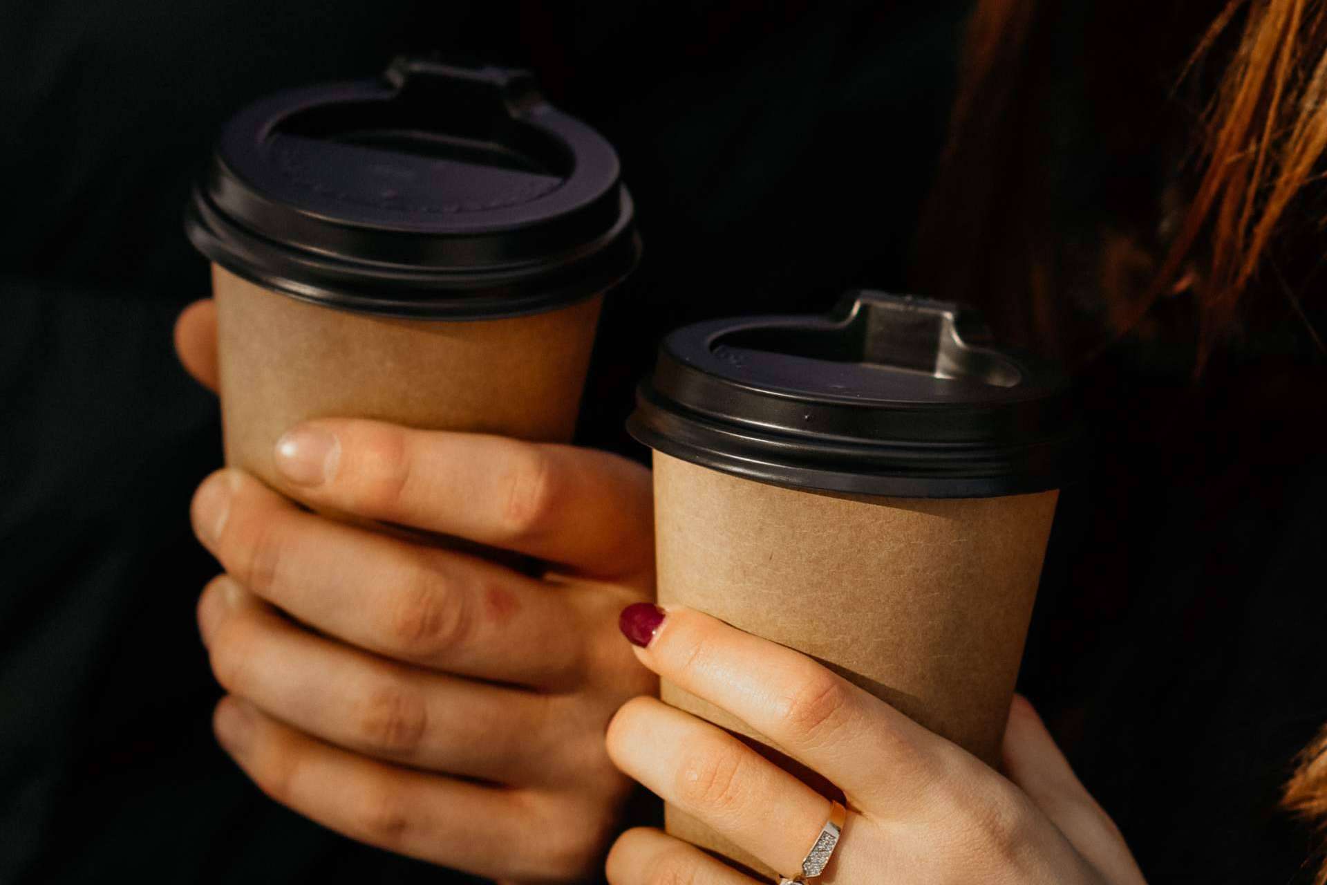 Tomarse un respiro con los vasos de cartón para café de la firma Punto Qpack