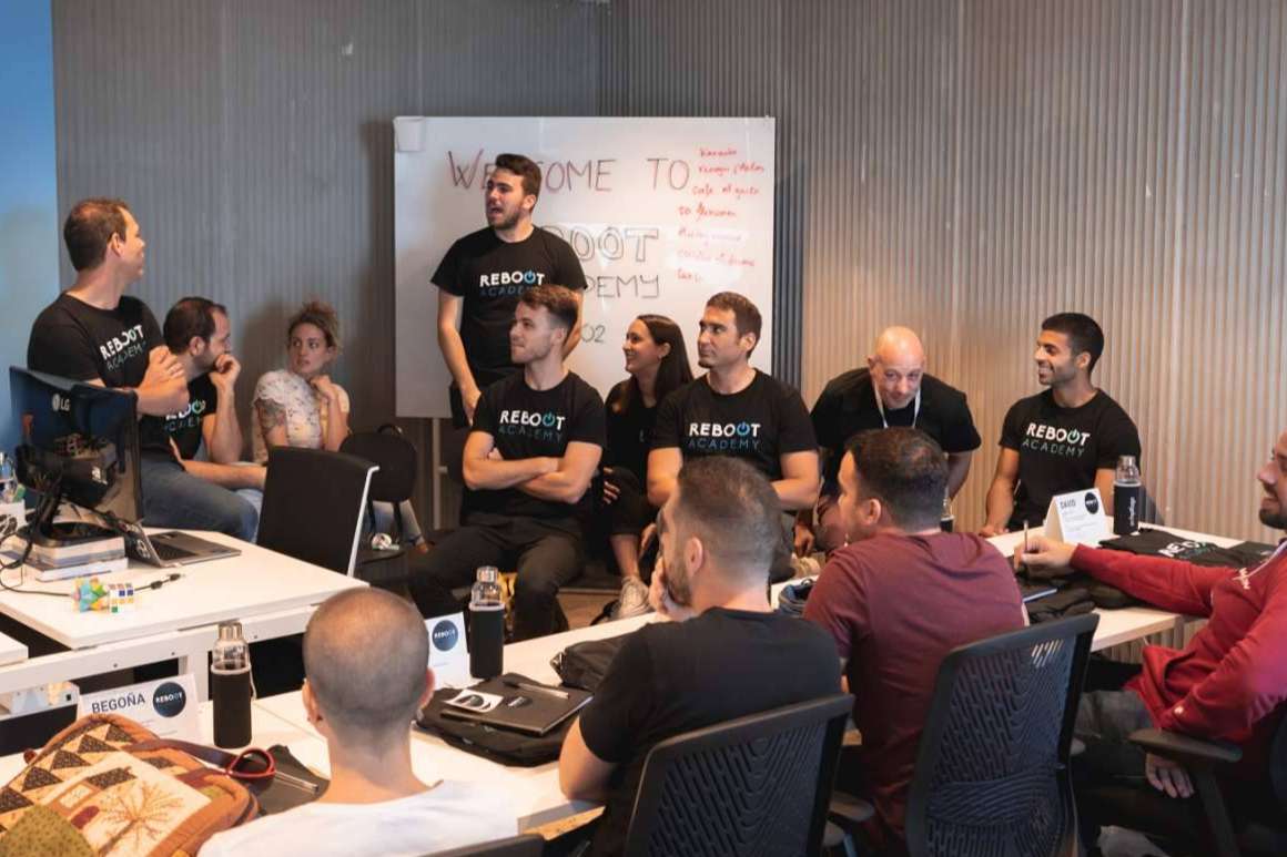 Dar un giro a la carrera profesional y convertirse en Desarrollador Full-Stack & Mobile con Reboot Academy y el Servicio Canario de Empleo