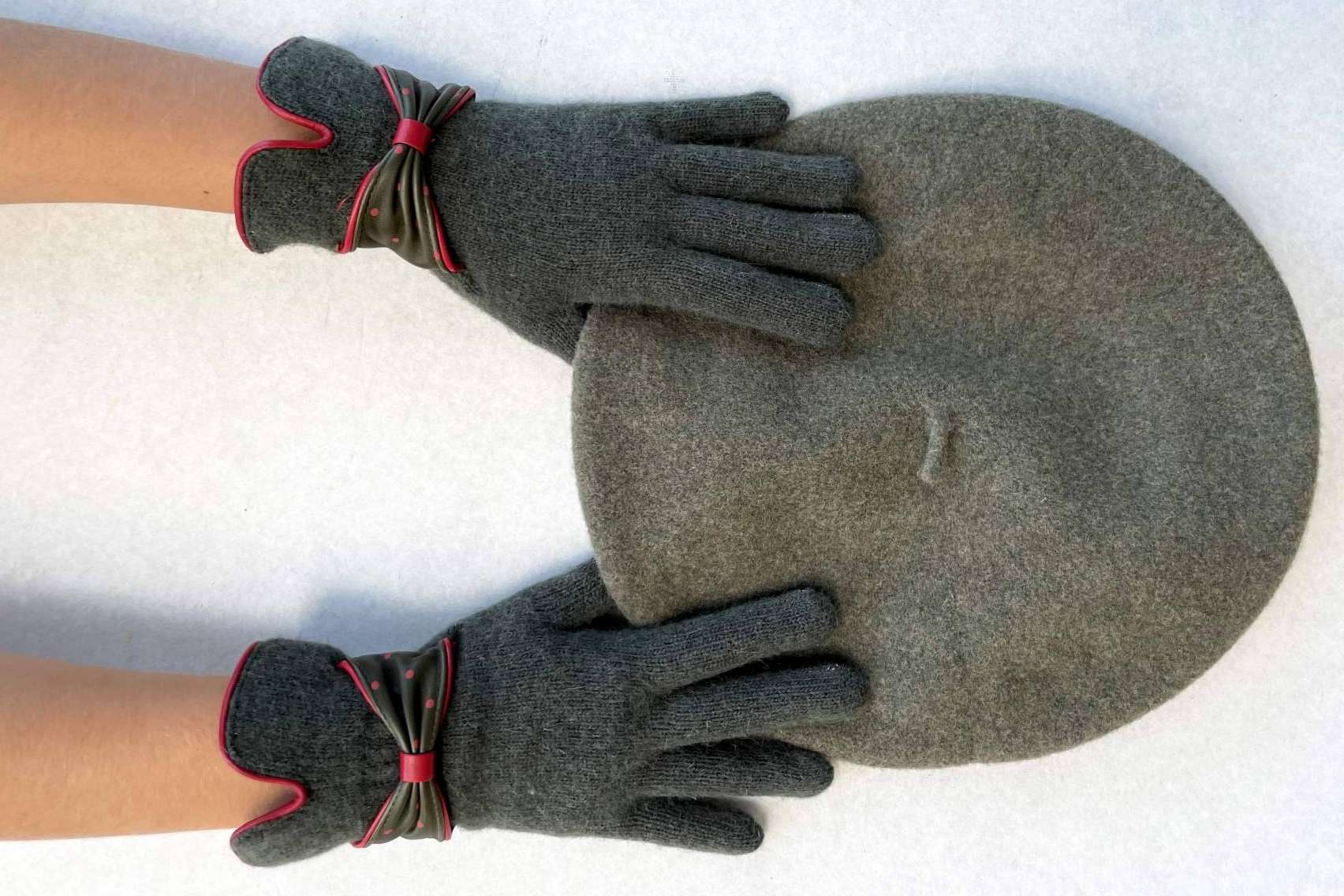 Los guantes y complementos de Santacana son regalos con los que es posible acertar esta navidad
