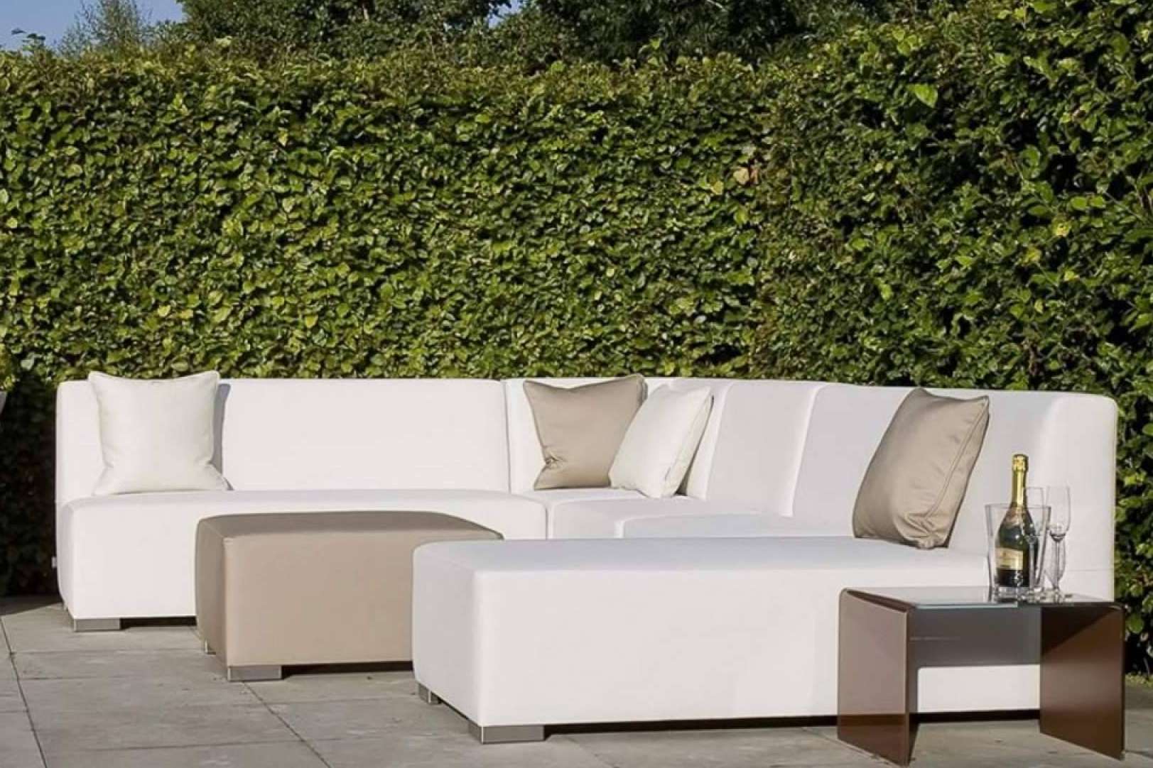 Extenso catálogo de sofás de exterior de la mano de Muebles-Hostelería