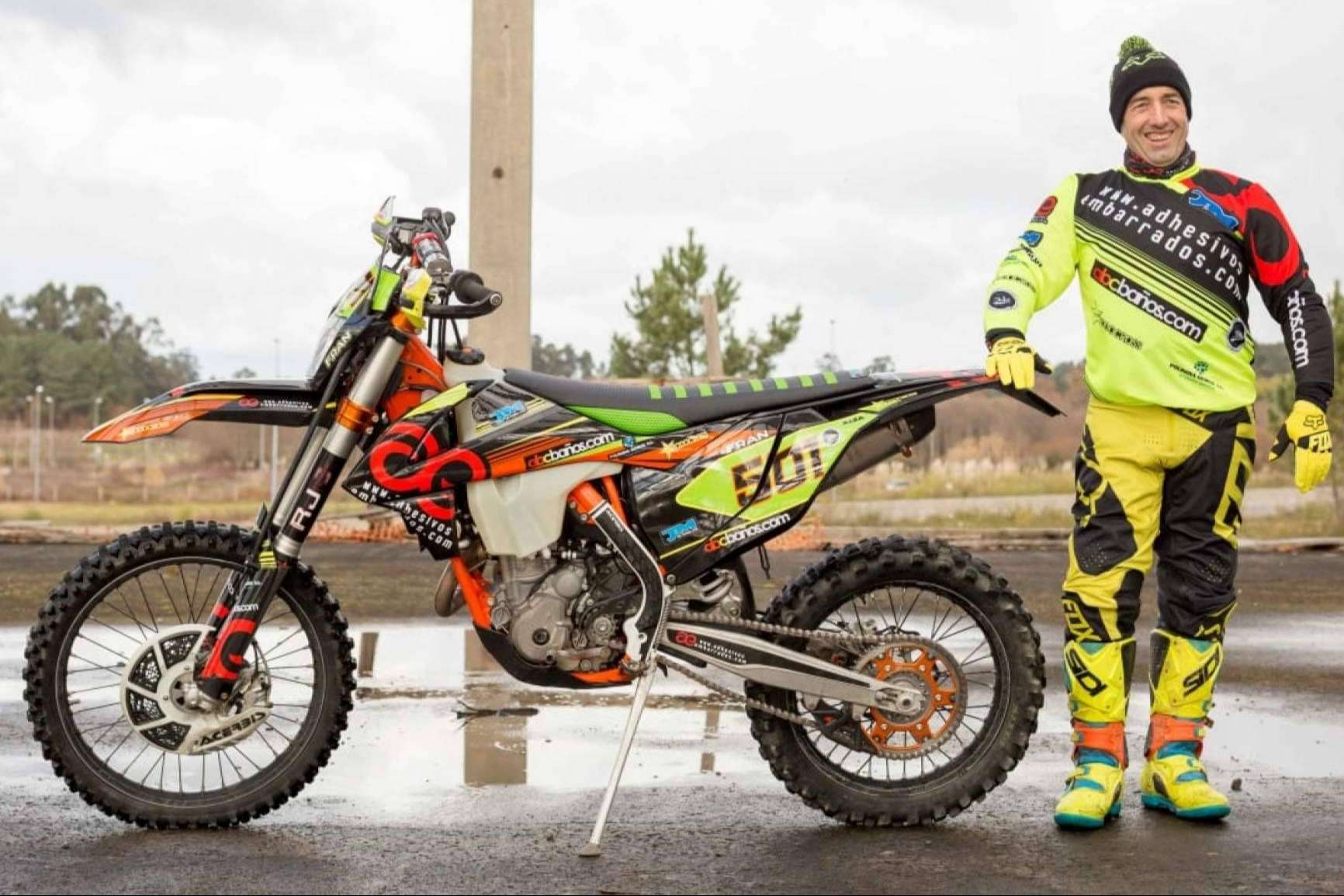 Distintas opciones de pegatinas para moto personalizada con ADHESIVOSEMBARRADOS