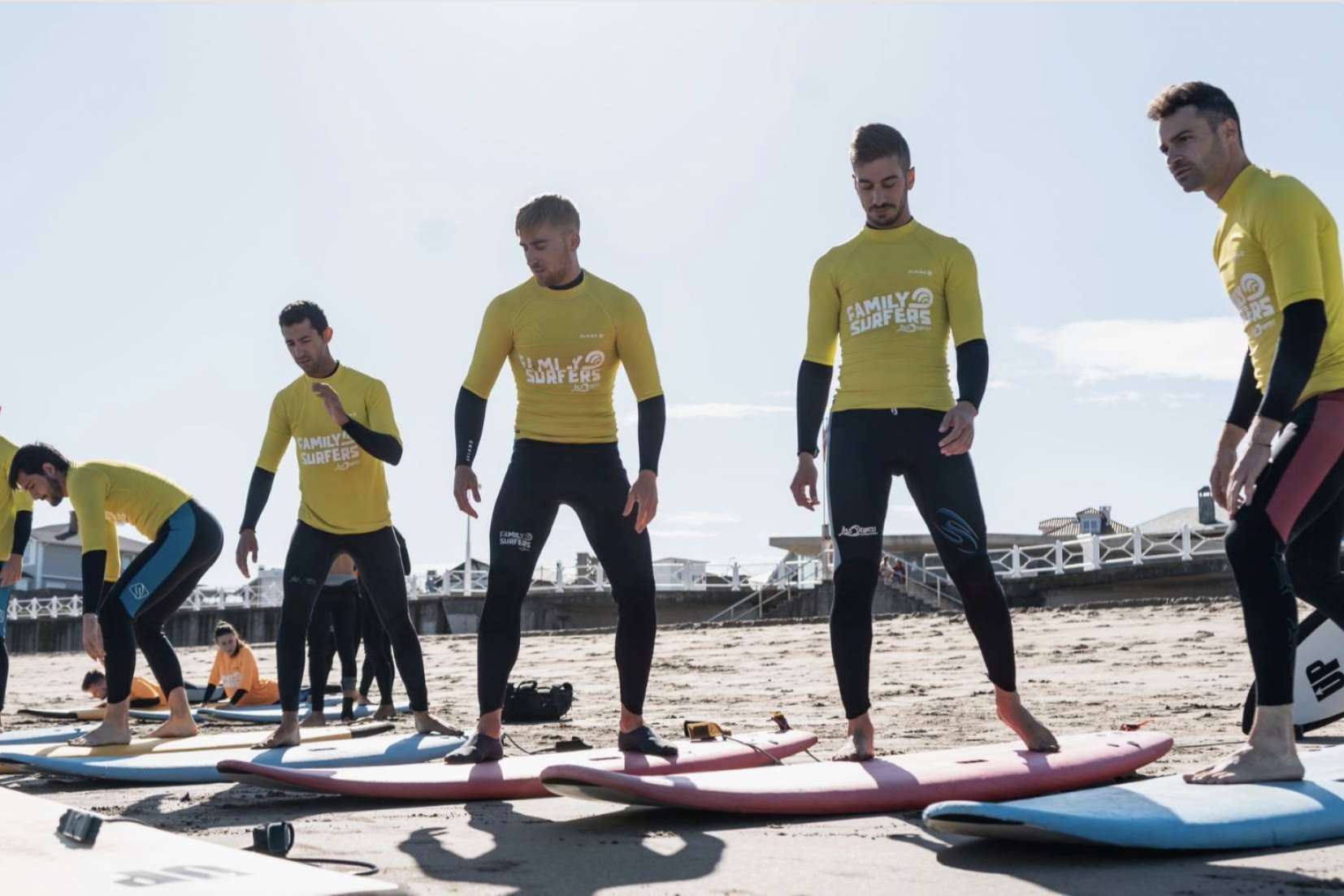 Gracias a los vuelos a Salinas los amantes del surf pueden disfrutar de todo lo que ofrece Family Surfers - Surfcamp Las Dunas