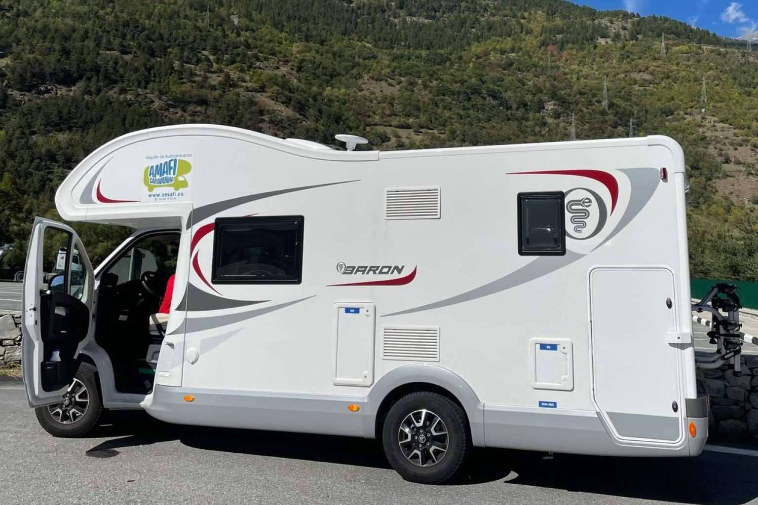 Amafi Caravaning alquila diversos tipos de autocaravanas a un precio económico con todo incluido