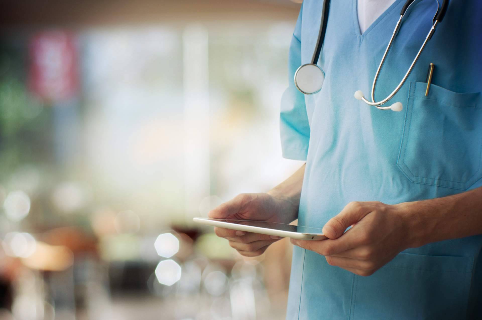 Aprobar las oposiciones gracias a los cursos homologados para sanitarios que ofrece AFOE Formación