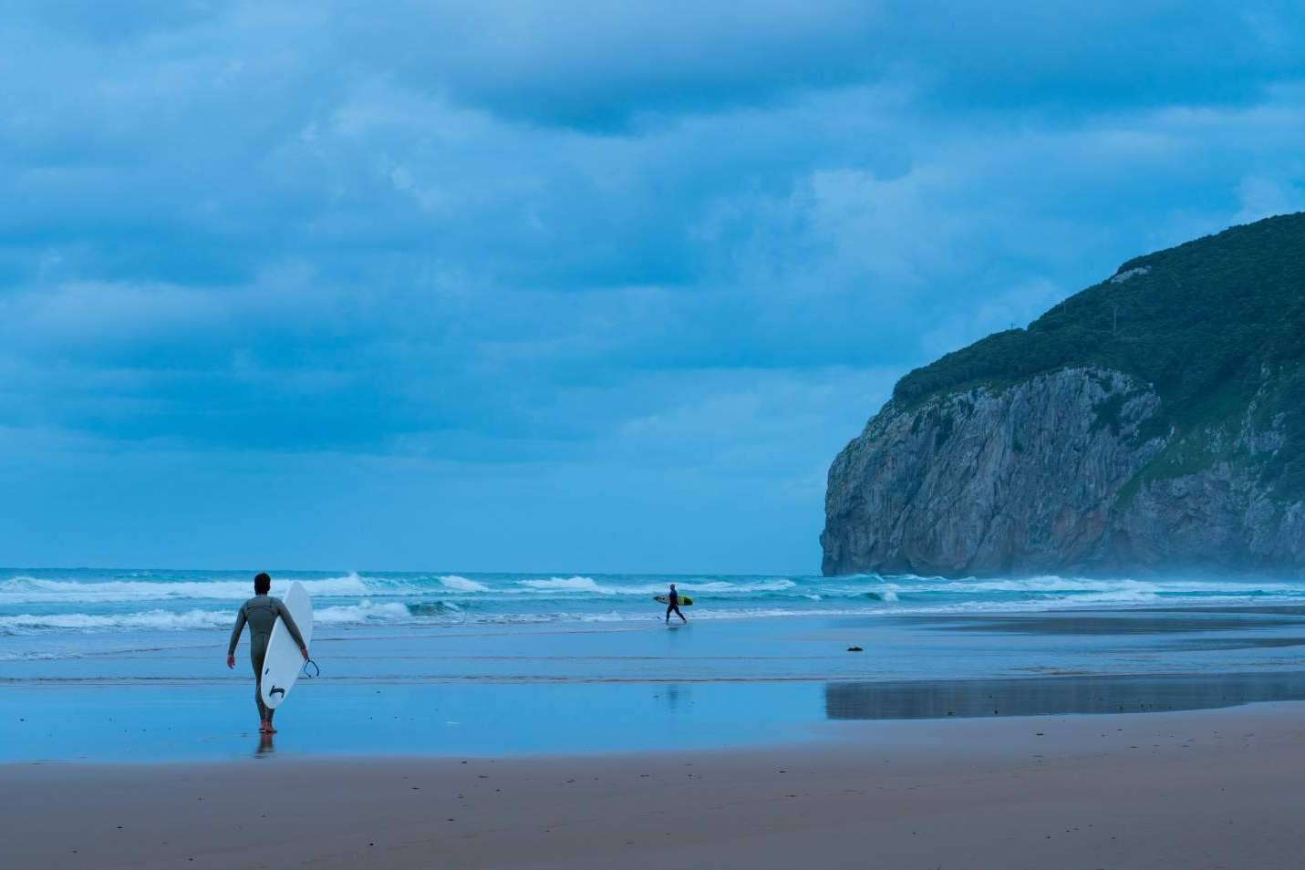 ¿Por qué hacer surf en Santoña?, según Watsay