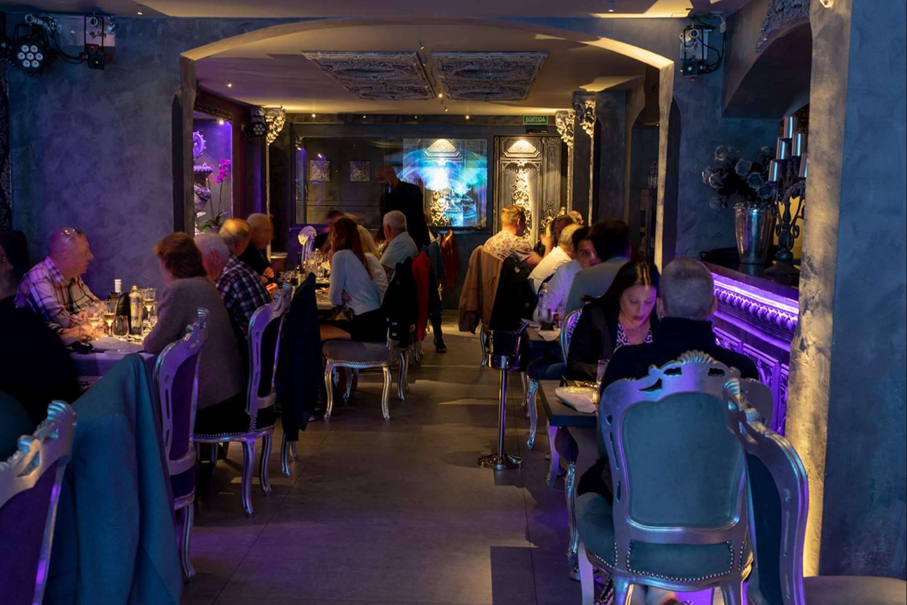 Acudir a una cena espectáculo con música en directo en ZAK Rendez Vous