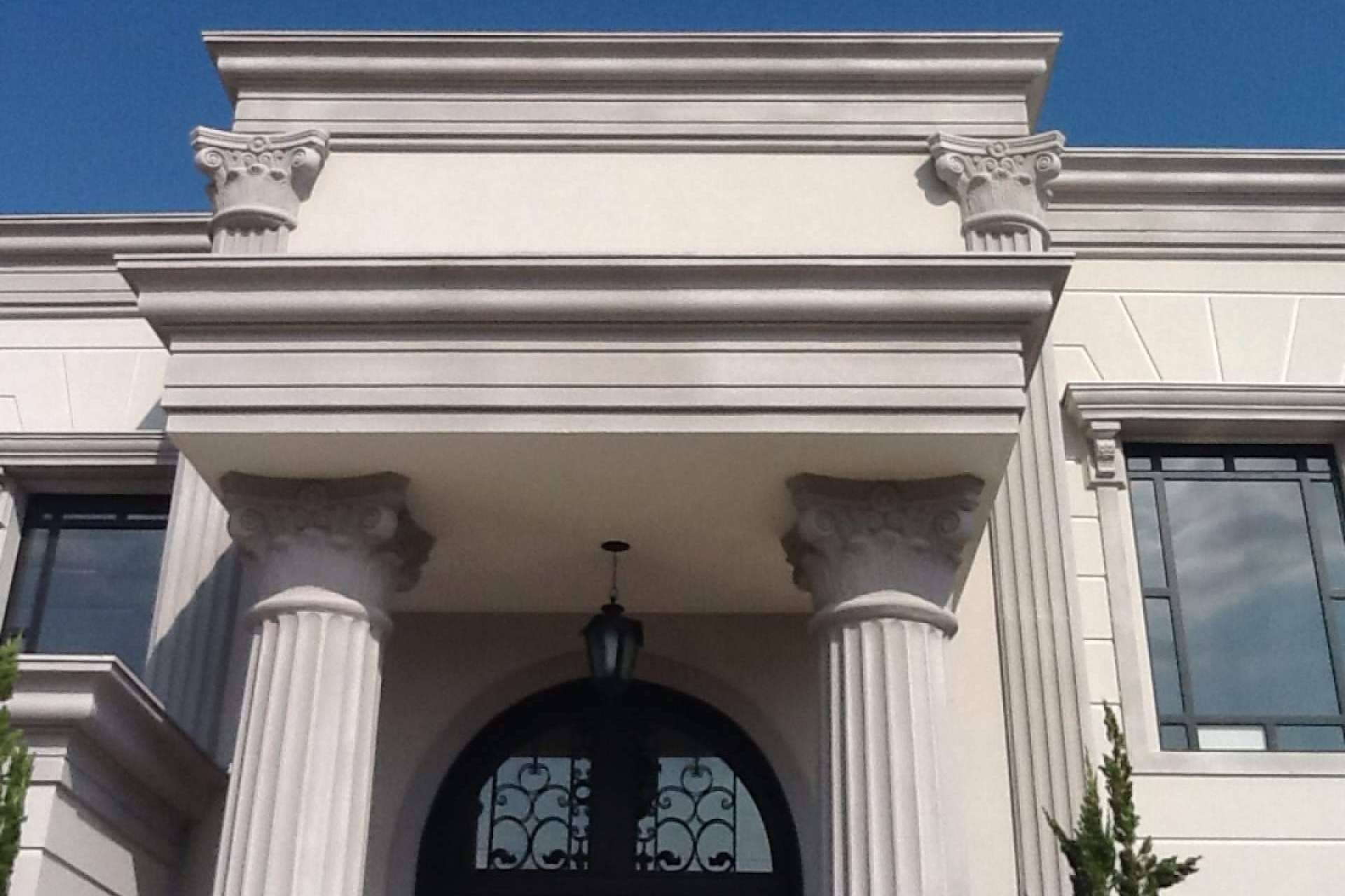 Sumiseran dispone de cornisas de poliestireno expandido para exteriores