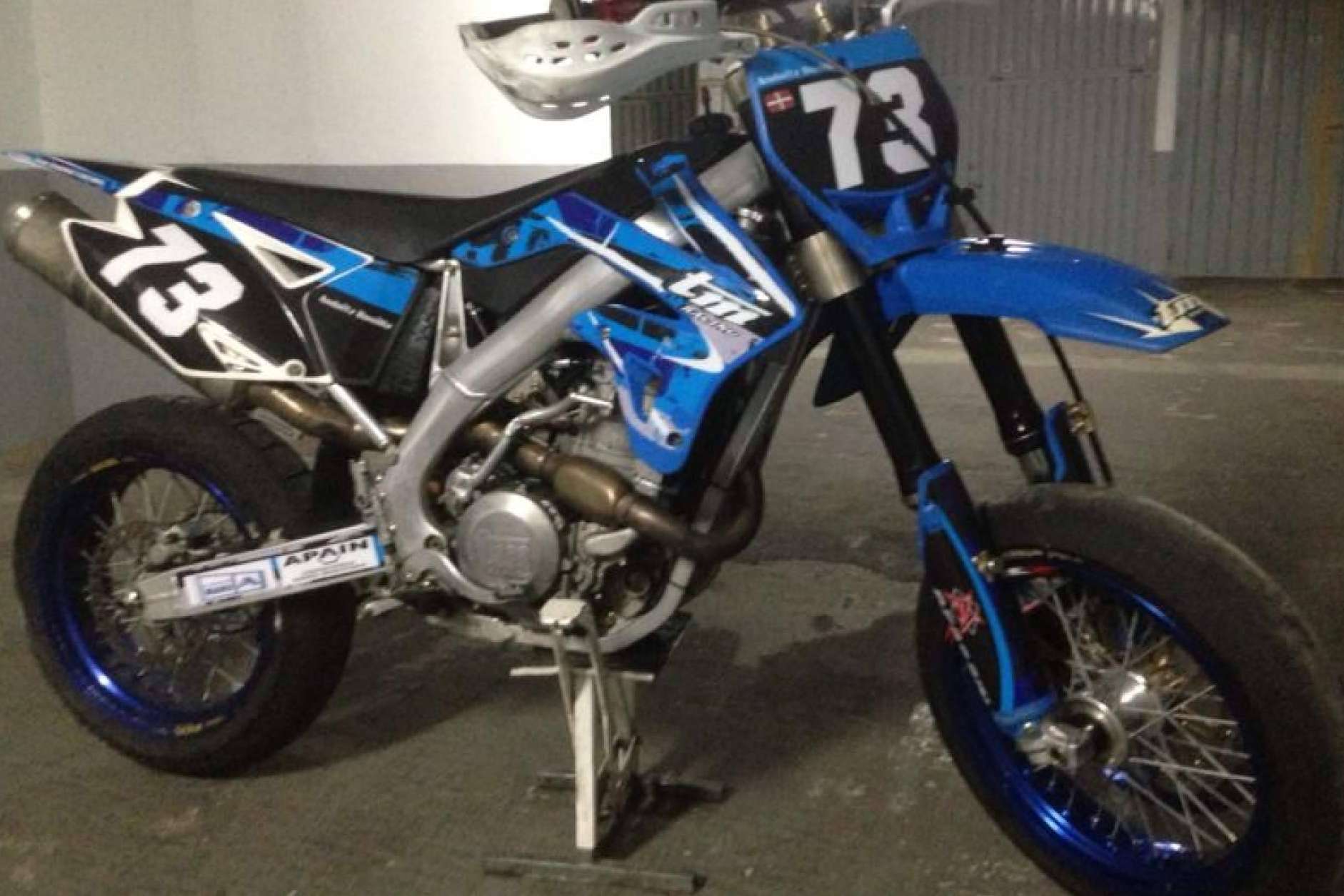 Personalización de pegatinas para motos, con ADHESIVOSEMBARRADOS