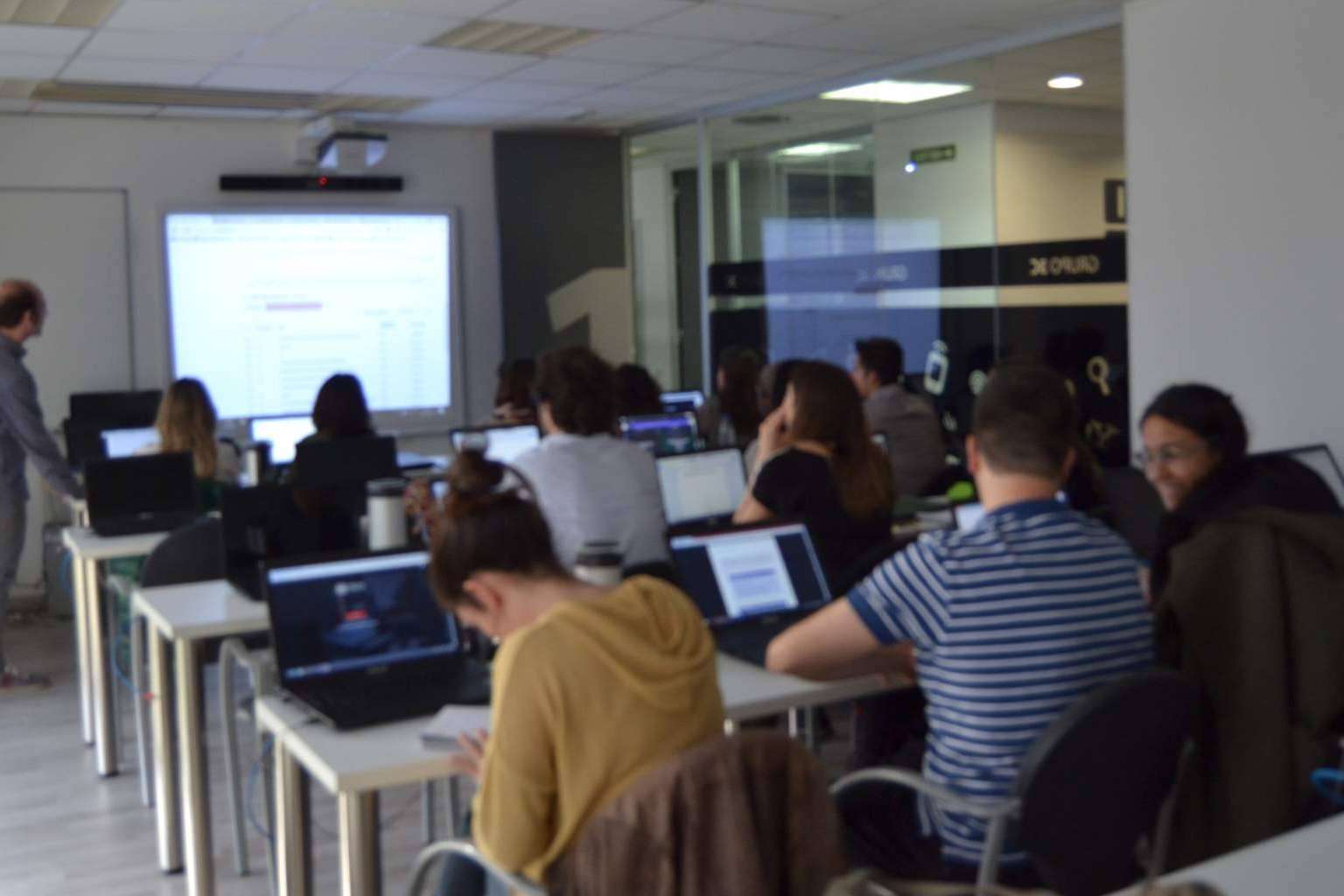 La escuela de negocios internacional IM Digital Business School ofrece el Máster Influencers Marketing