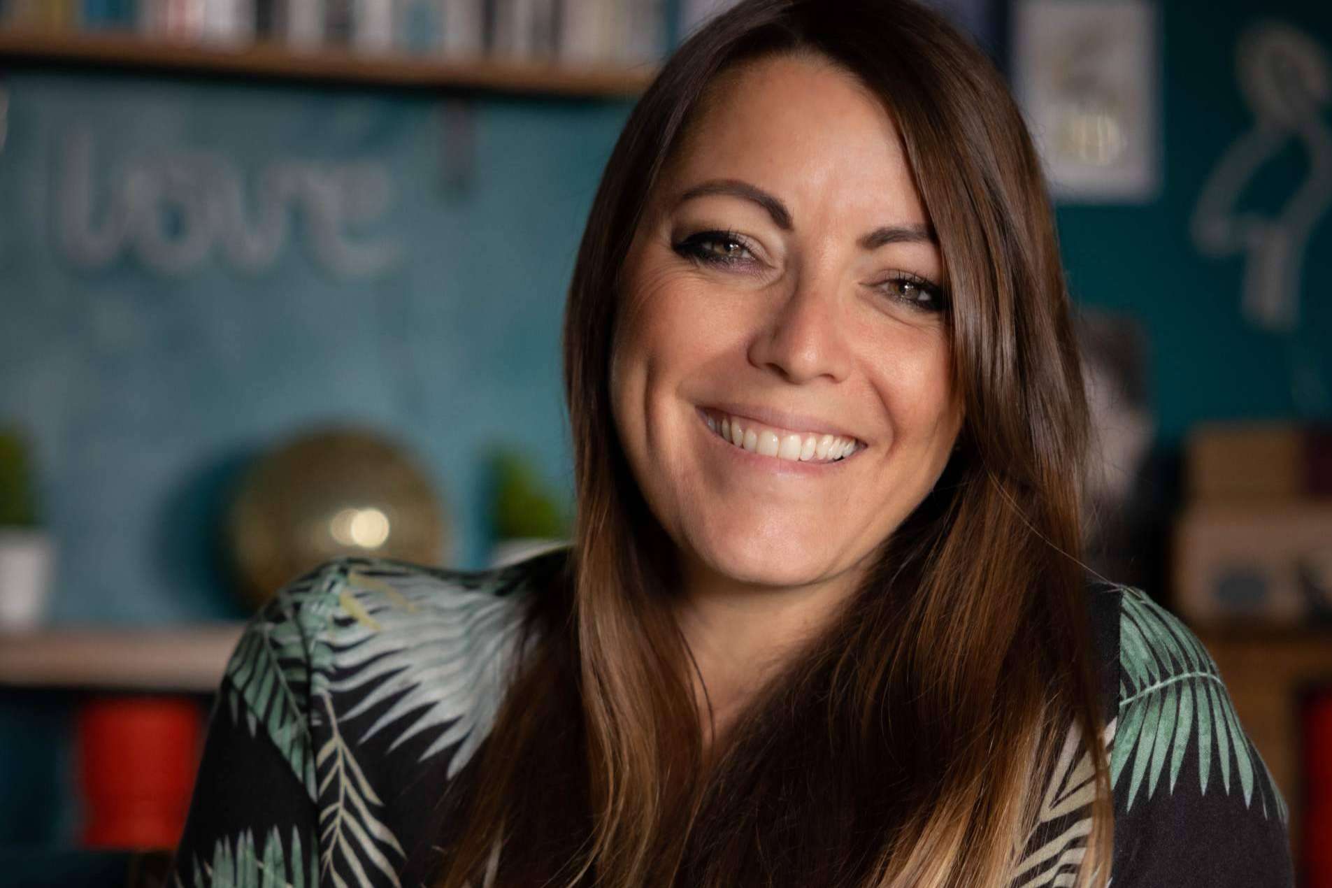 El proceso de feminización de la voz en personas transformistas de la mano de Mariela Astudillo
