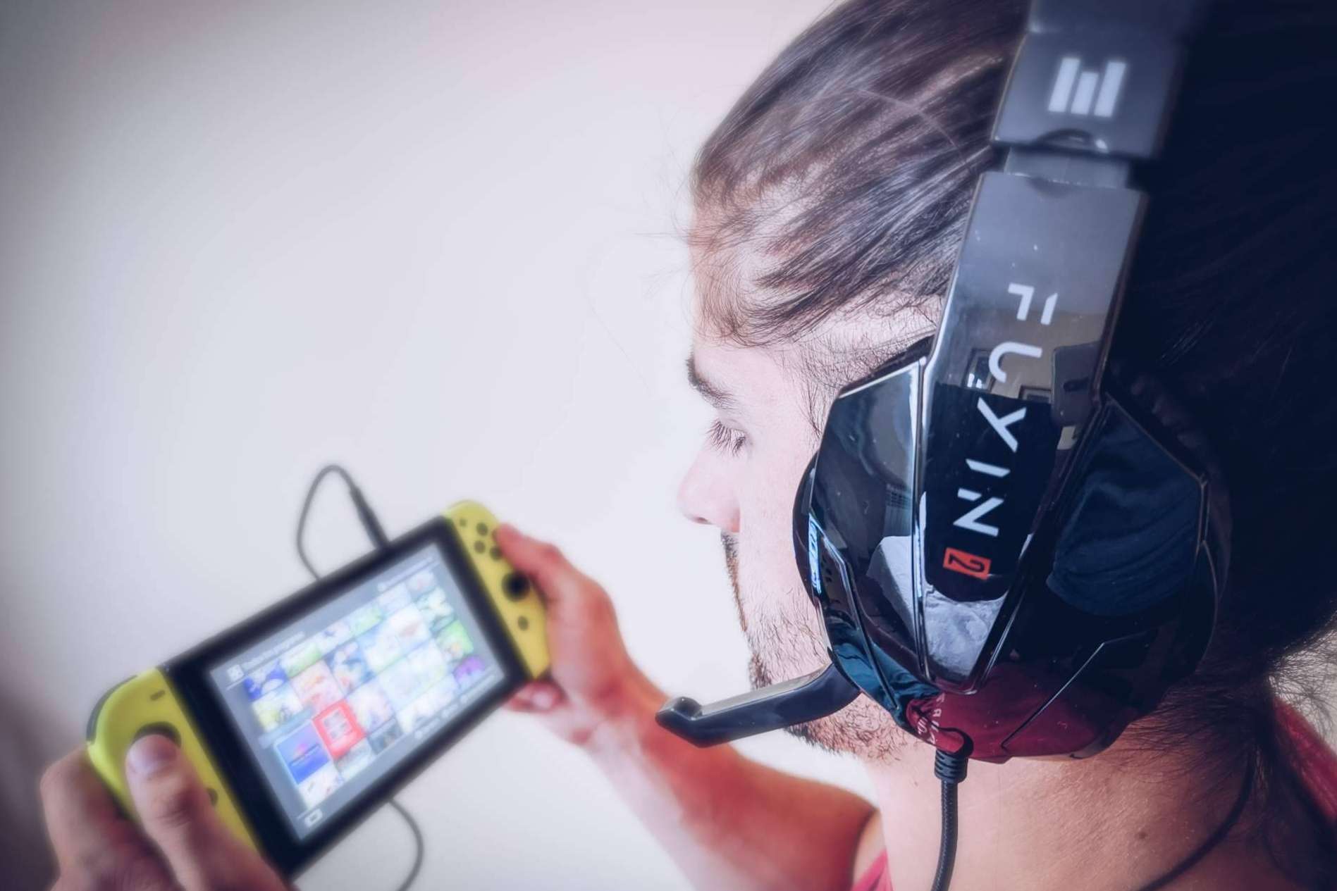 Distintas opciones de auriculares de Indeca Business, con diferentes precios, colores y modelos
