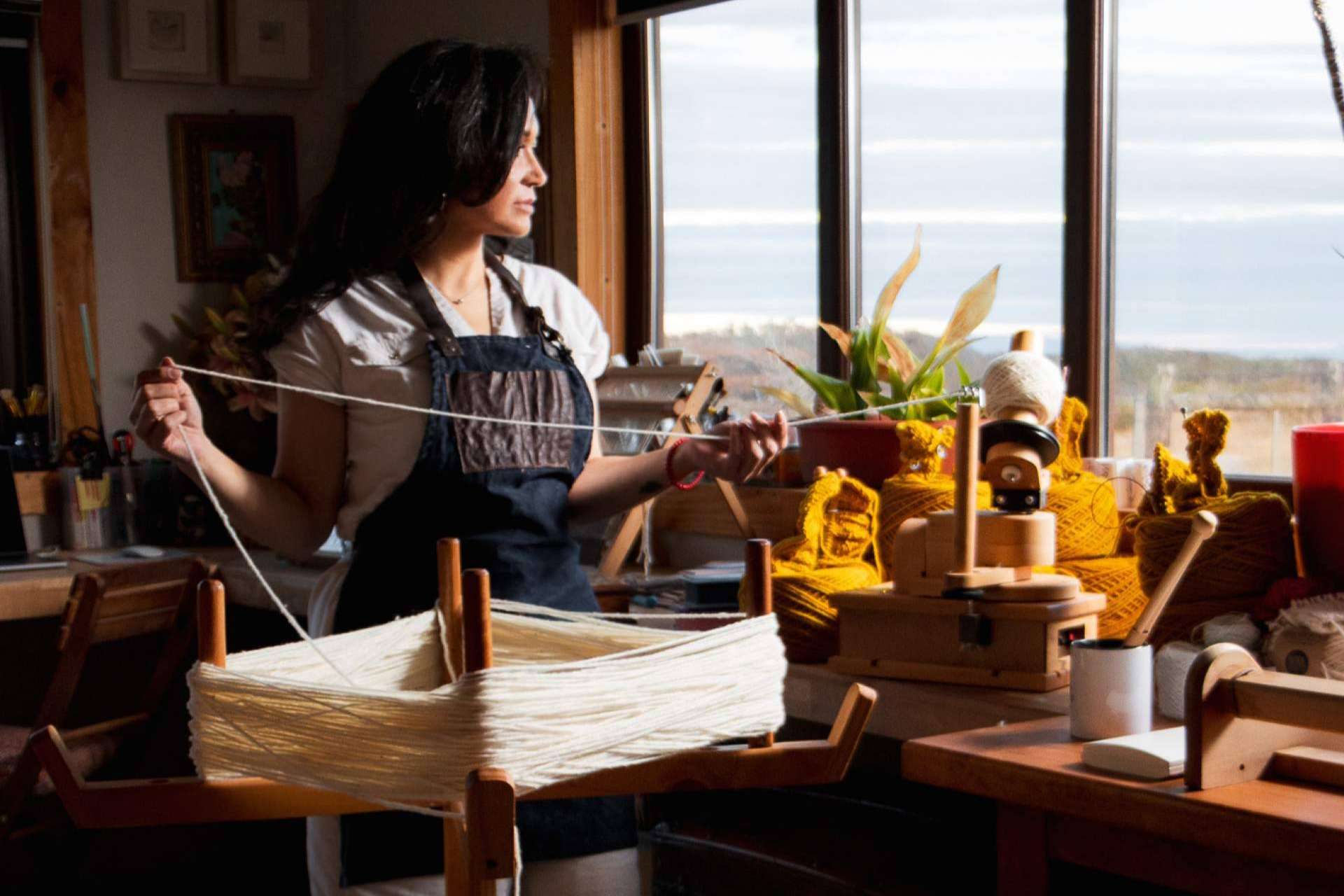 La artista textil de la Patagonia, Claudia Wool, se muda a España para trabajar en una nueva serie de tapices inspirados en el Mediterráneo