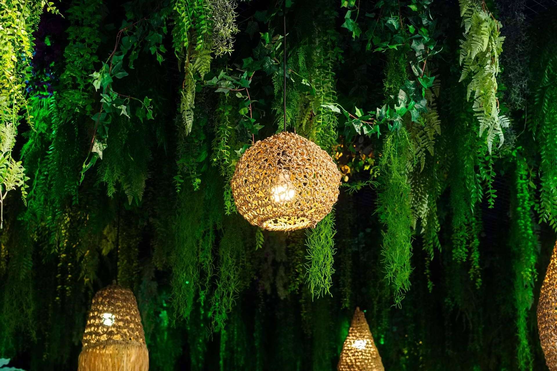 Decorar el hogar y darle un toque natural sin ocupar espacio con 7 plantas artificiales colgantes
