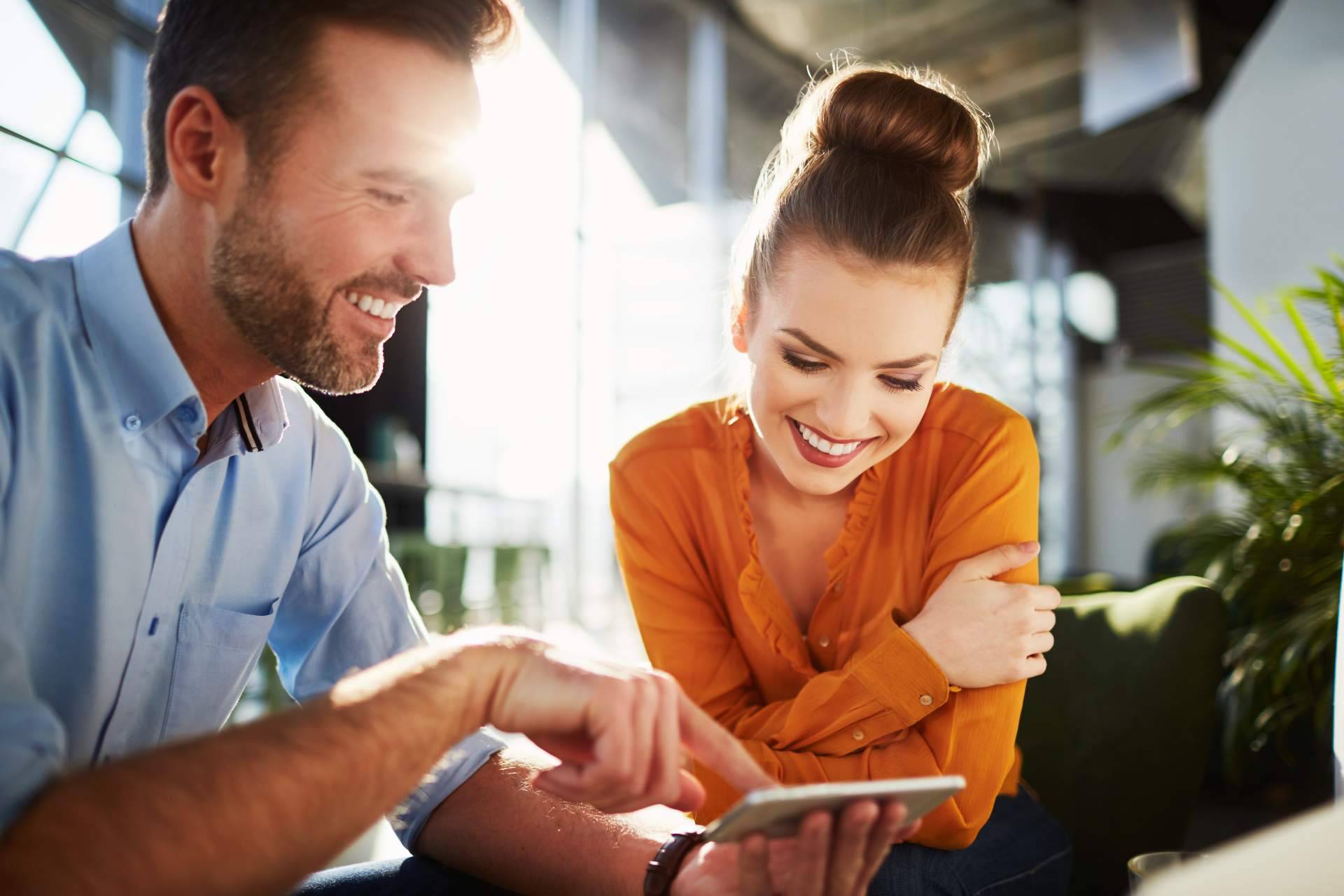 Ommnio ofrece una app que permite mantener comunicada a toda la empresa