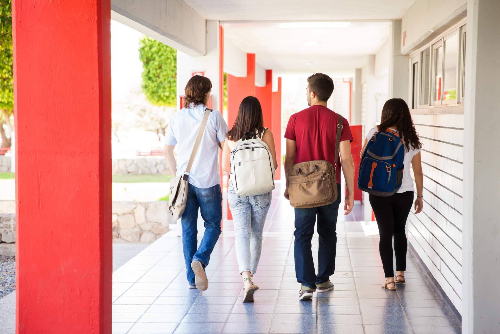 Resolver trabajos y pruebas de evaluación continua (PEC) con los servicios de Ayuda Universitaria